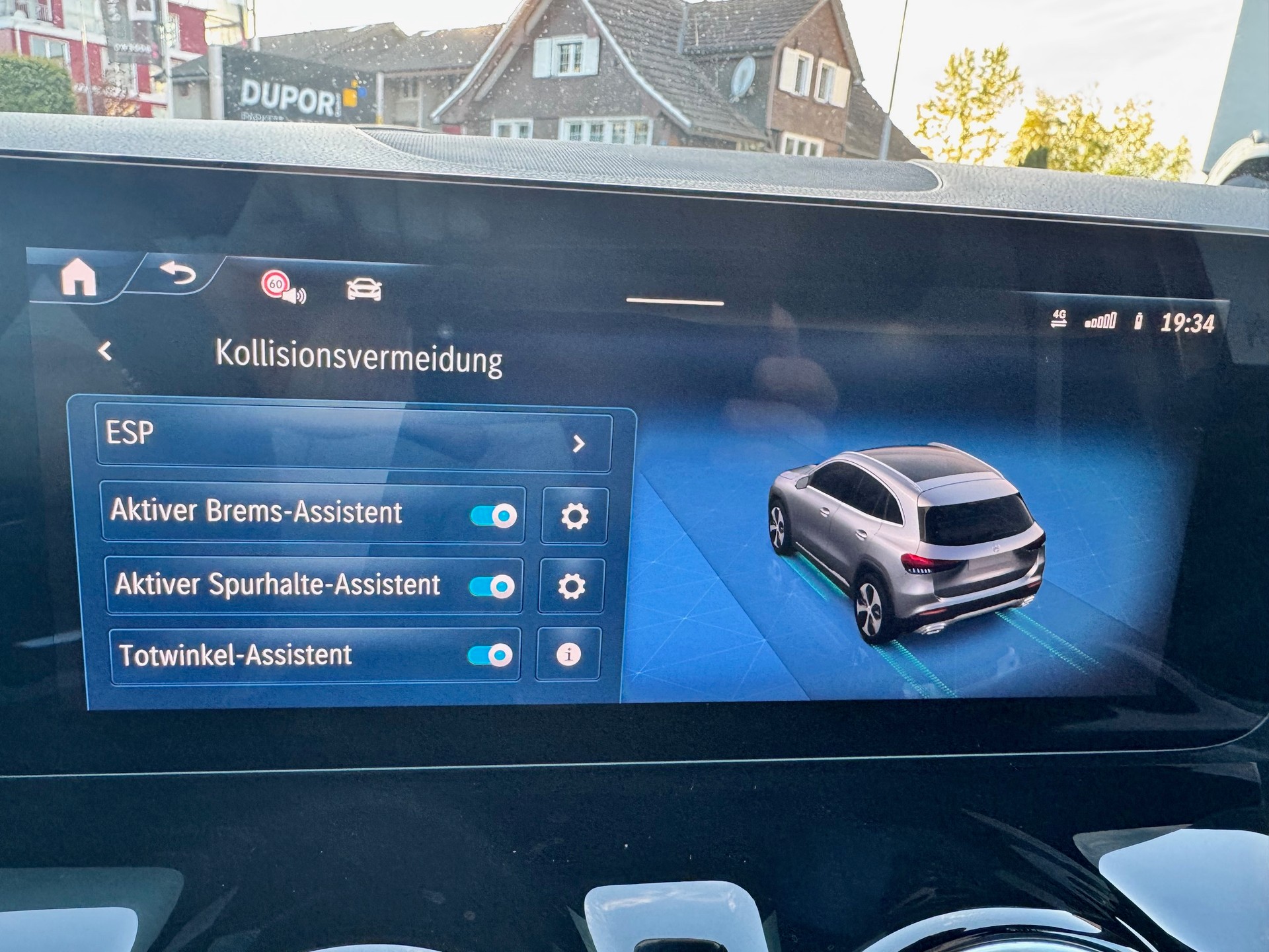 MERCEDES-BENZ GLA 200d AMG Line 4Matic 8G-DCT-image-16