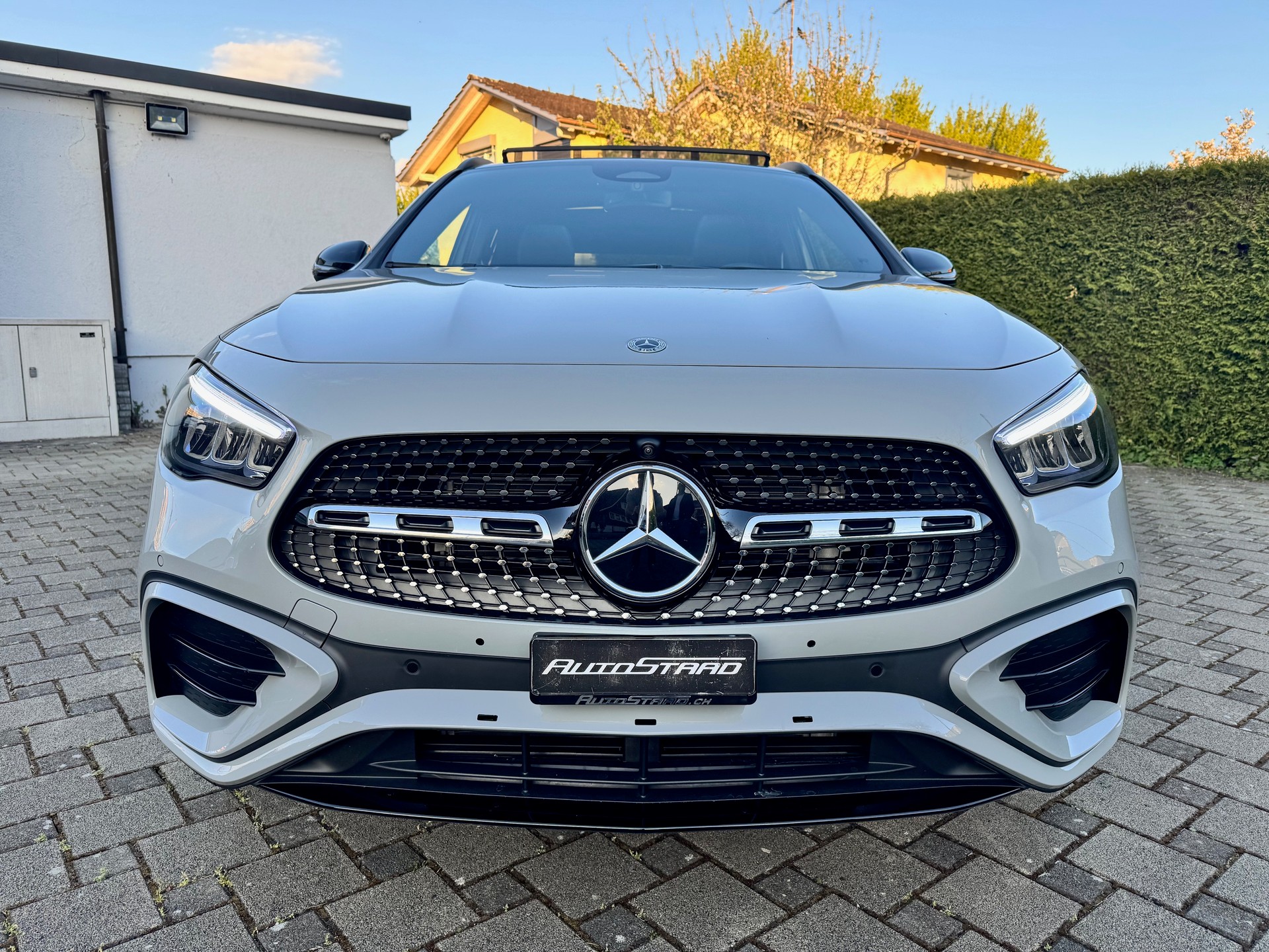 MERCEDES-BENZ GLA 200d AMG Line 4Matic 8G-DCT-showroom-element-1