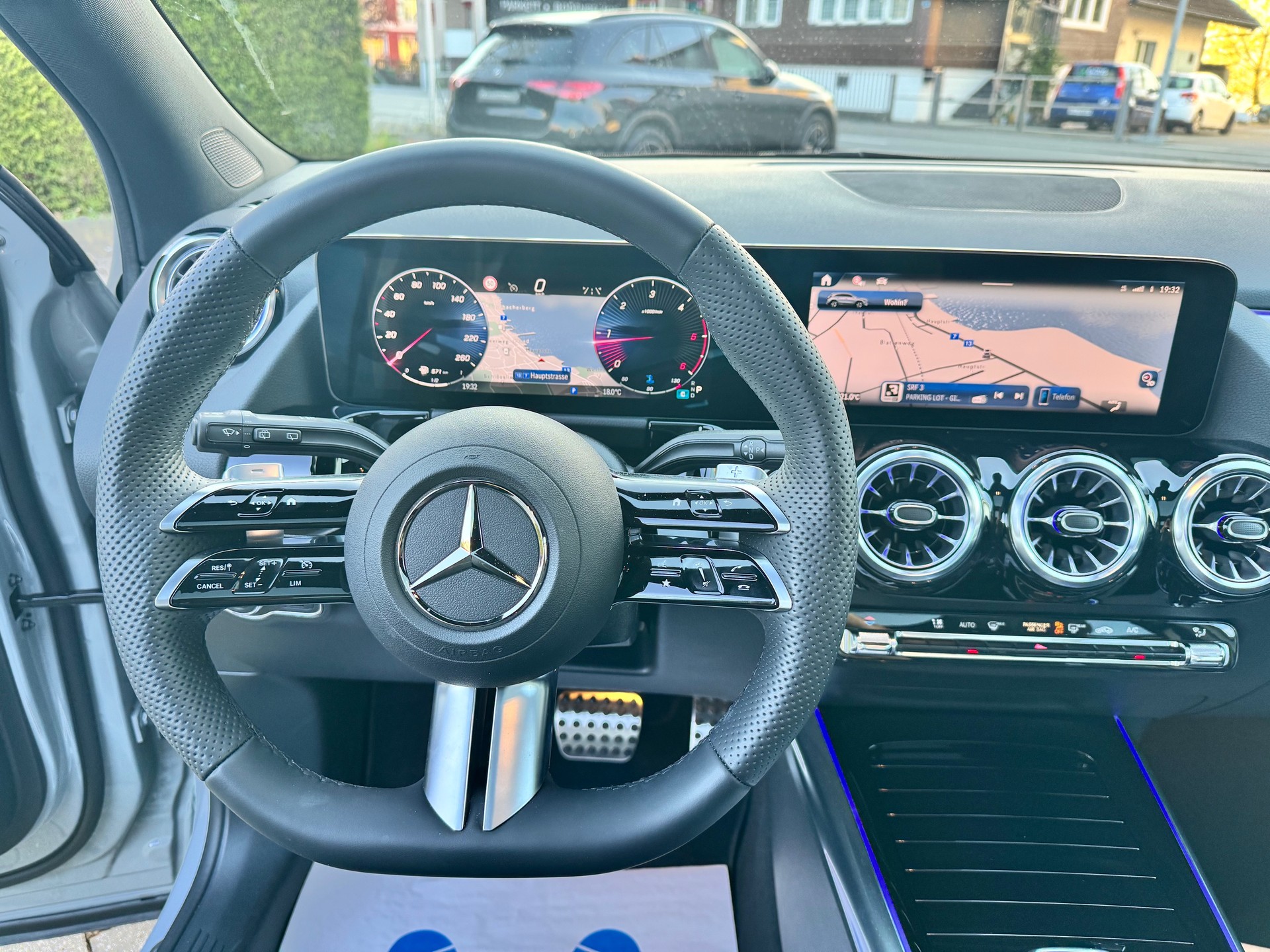 MERCEDES-BENZ GLA 200d AMG Line 4Matic 8G-DCT-image-11