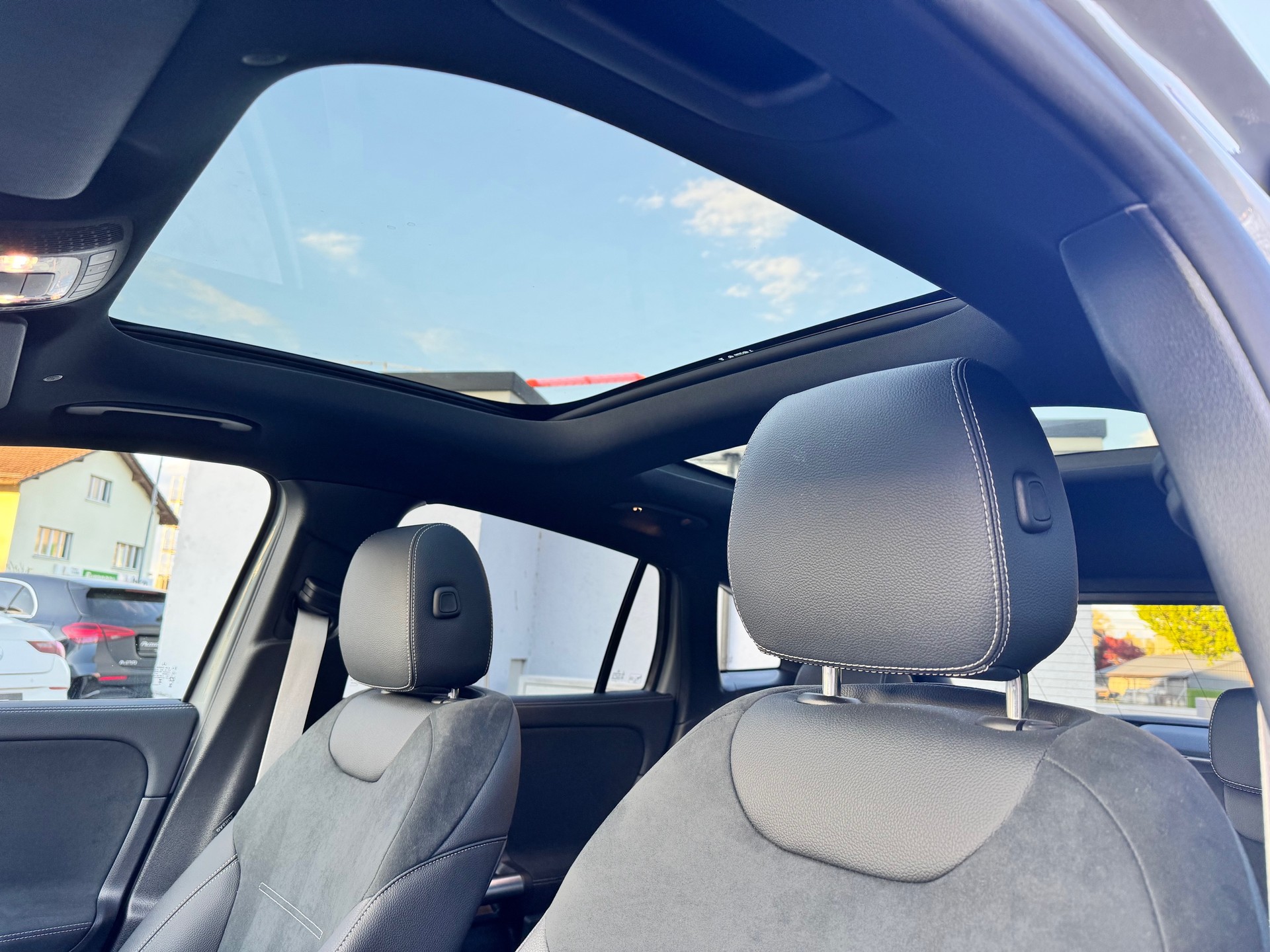MERCEDES-BENZ GLA 200d AMG Line 4Matic 8G-DCT-image-13