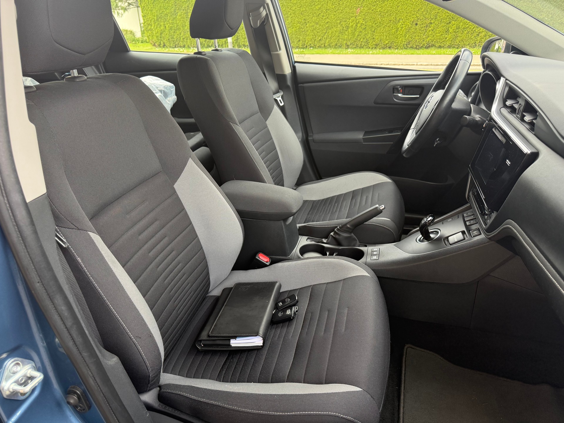TOYOTA Auris Touring Sports 1.8 HSD Trend e-CVT-image-9