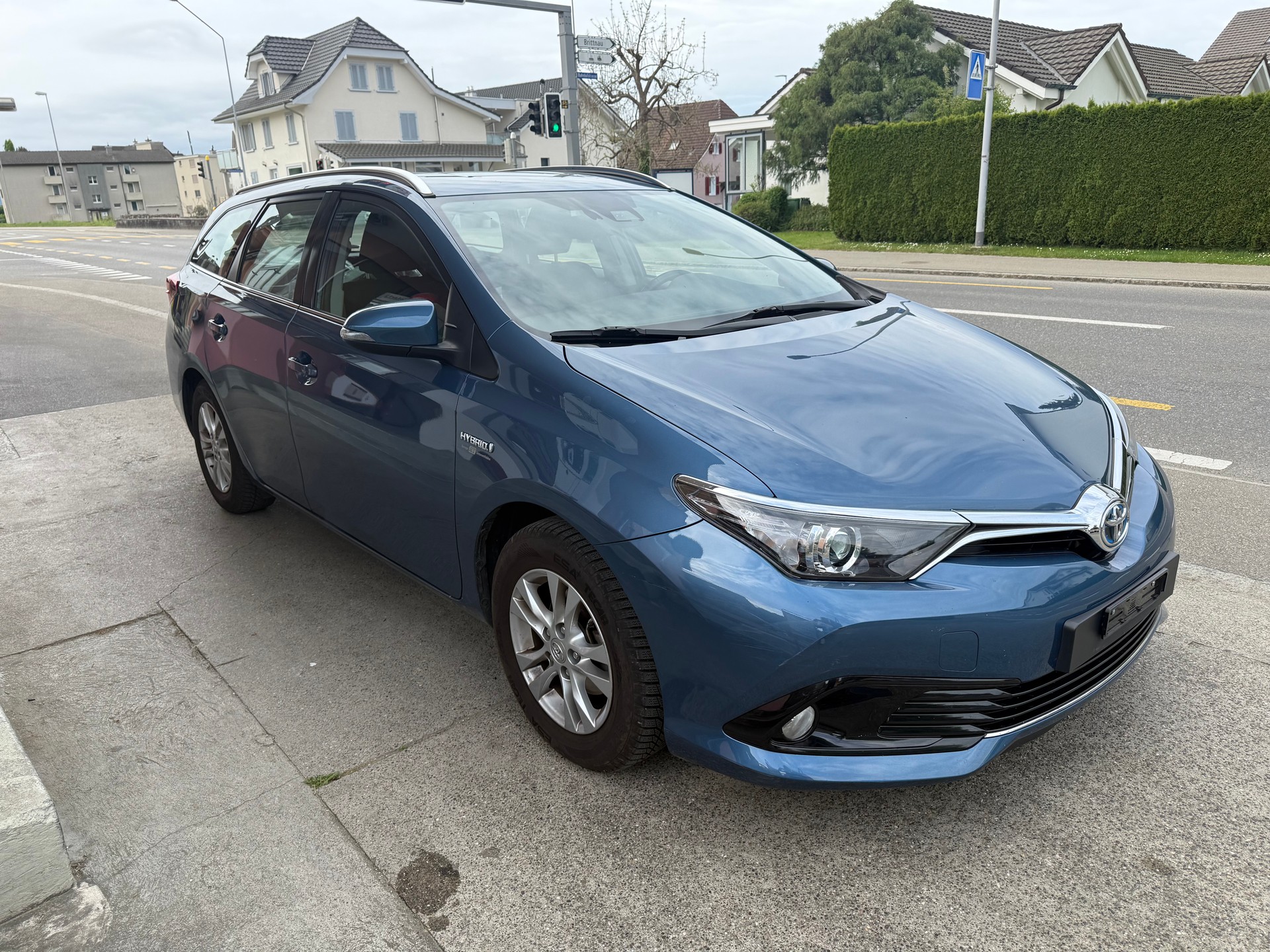 TOYOTA Auris Touring Sports 1.8 HSD Trend e-CVT-image-2