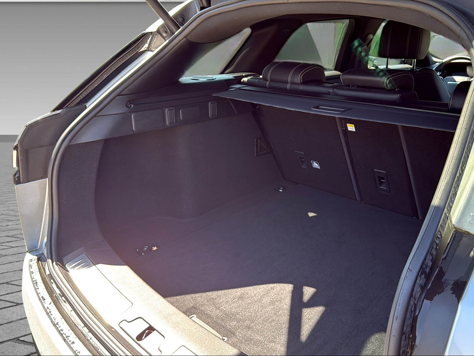 LAND ROVER Range Rover Velar 2.0 T P300 SE-image-22