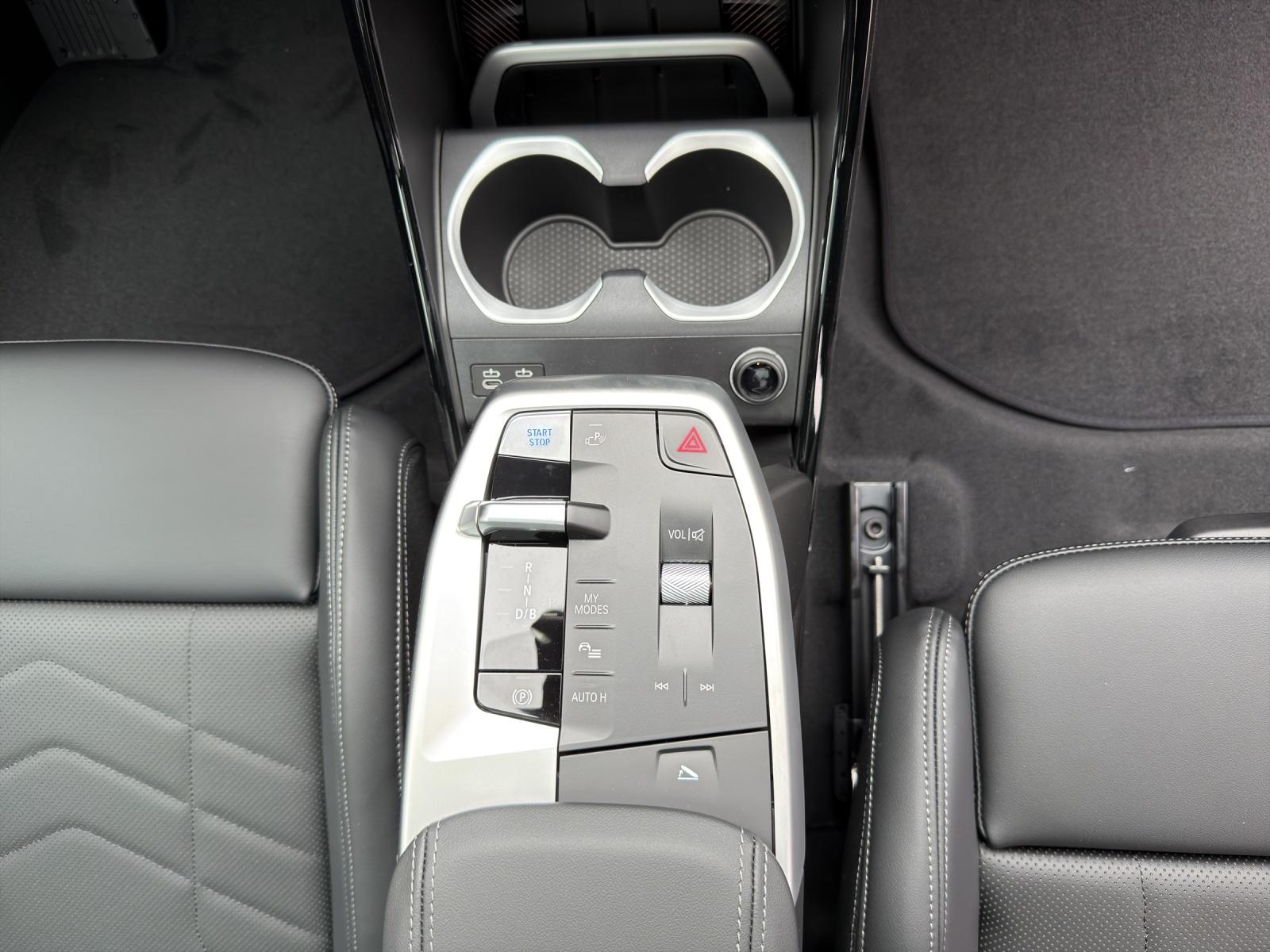 BMW iX1 30 xDrive-image-20