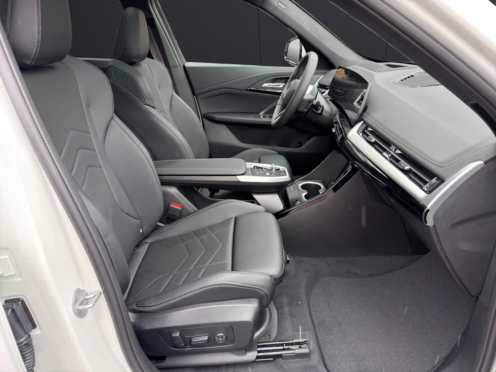 BMW iX1 30 xDrive-image-18