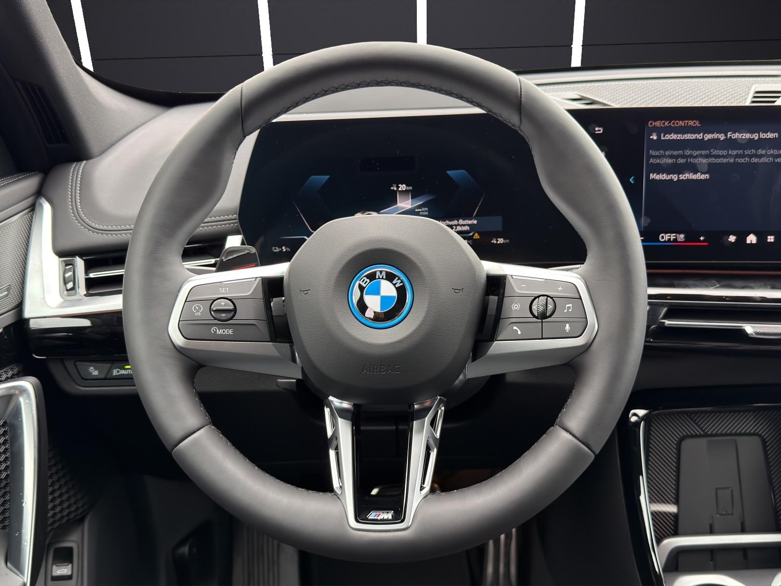 BMW iX1 30 xDrive-image-5