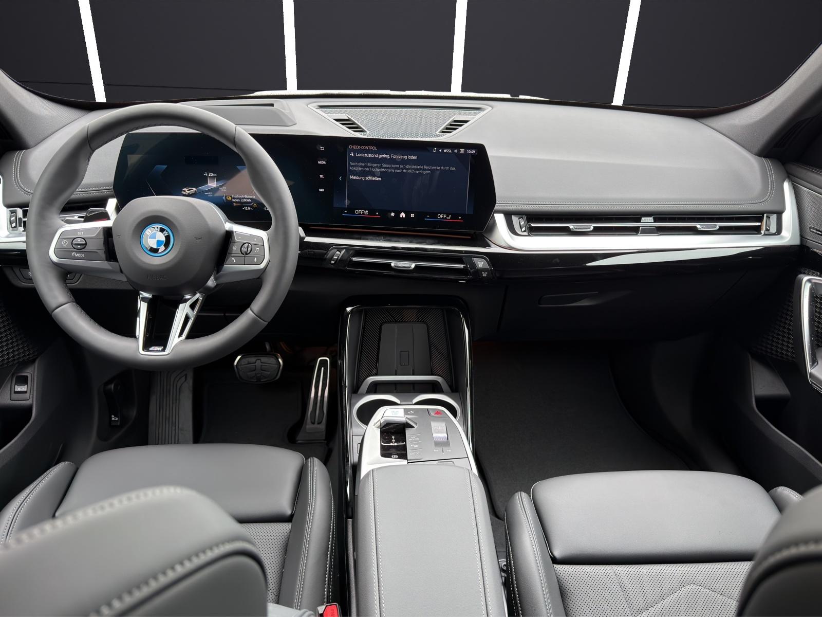 BMW iX1 30 xDrive-image-11