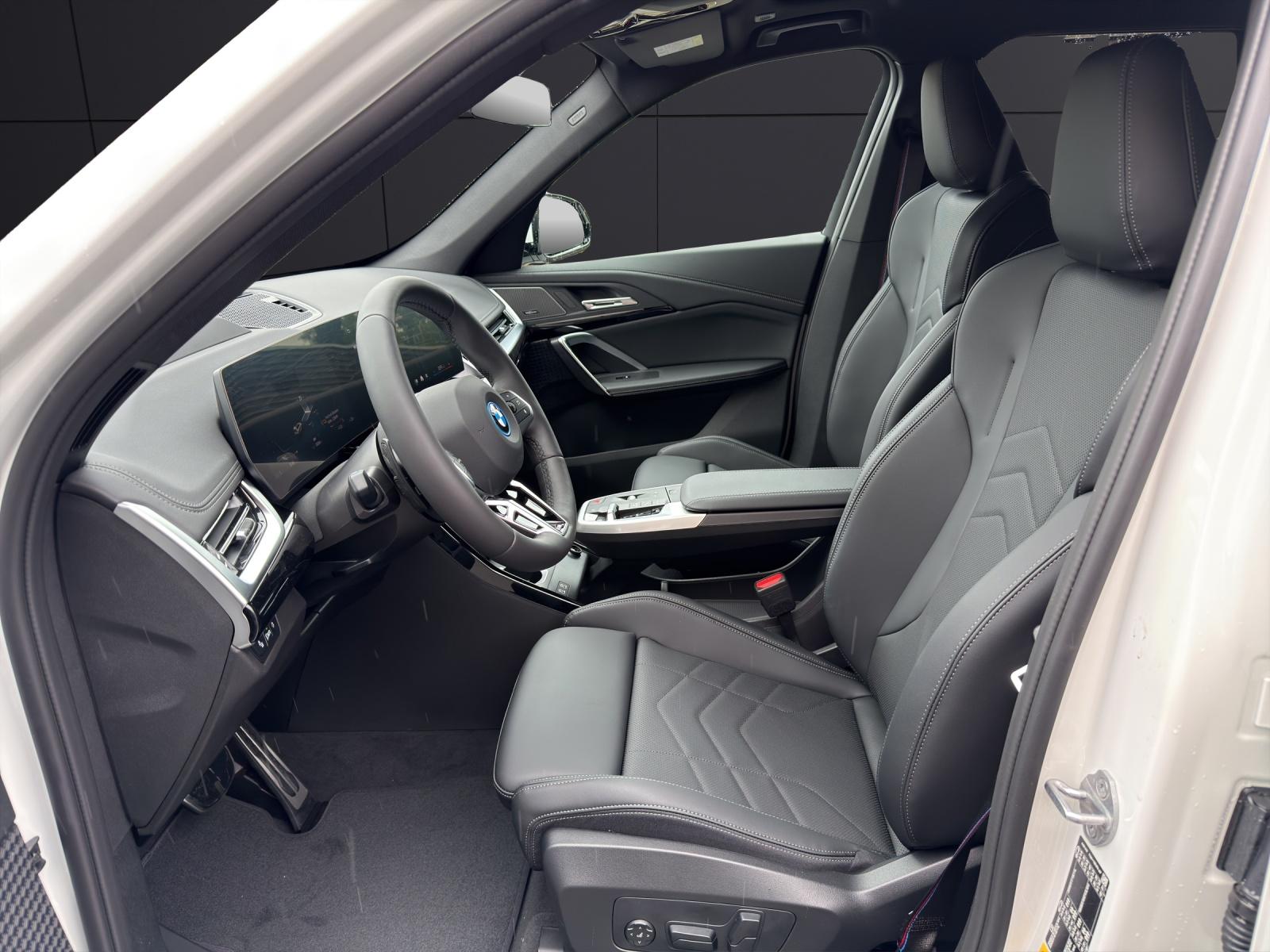 BMW iX1 30 xDrive-showroom-element-1