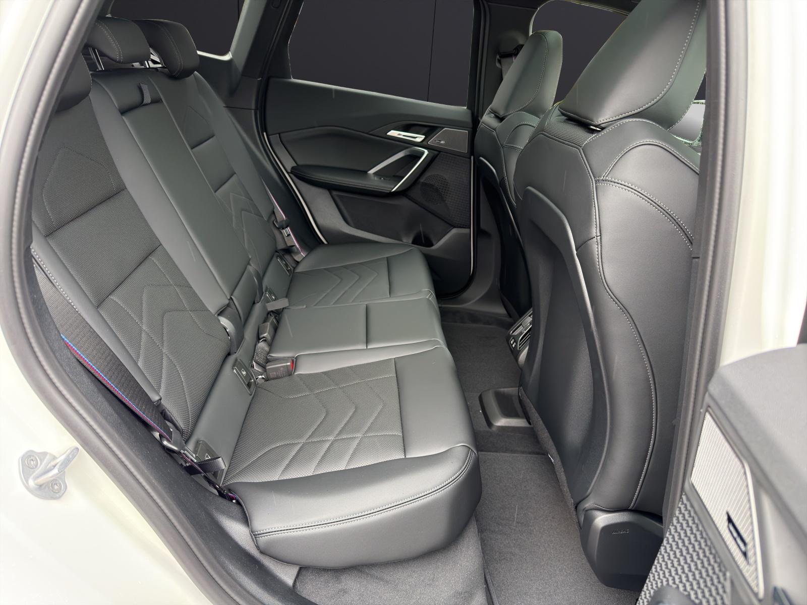 BMW iX1 30 xDrive-image-13