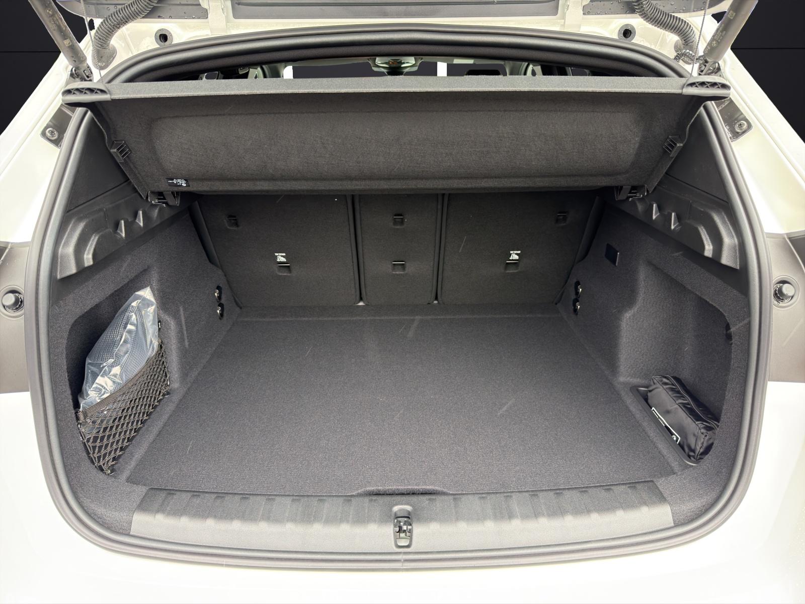 BMW iX1 30 xDrive-image-9