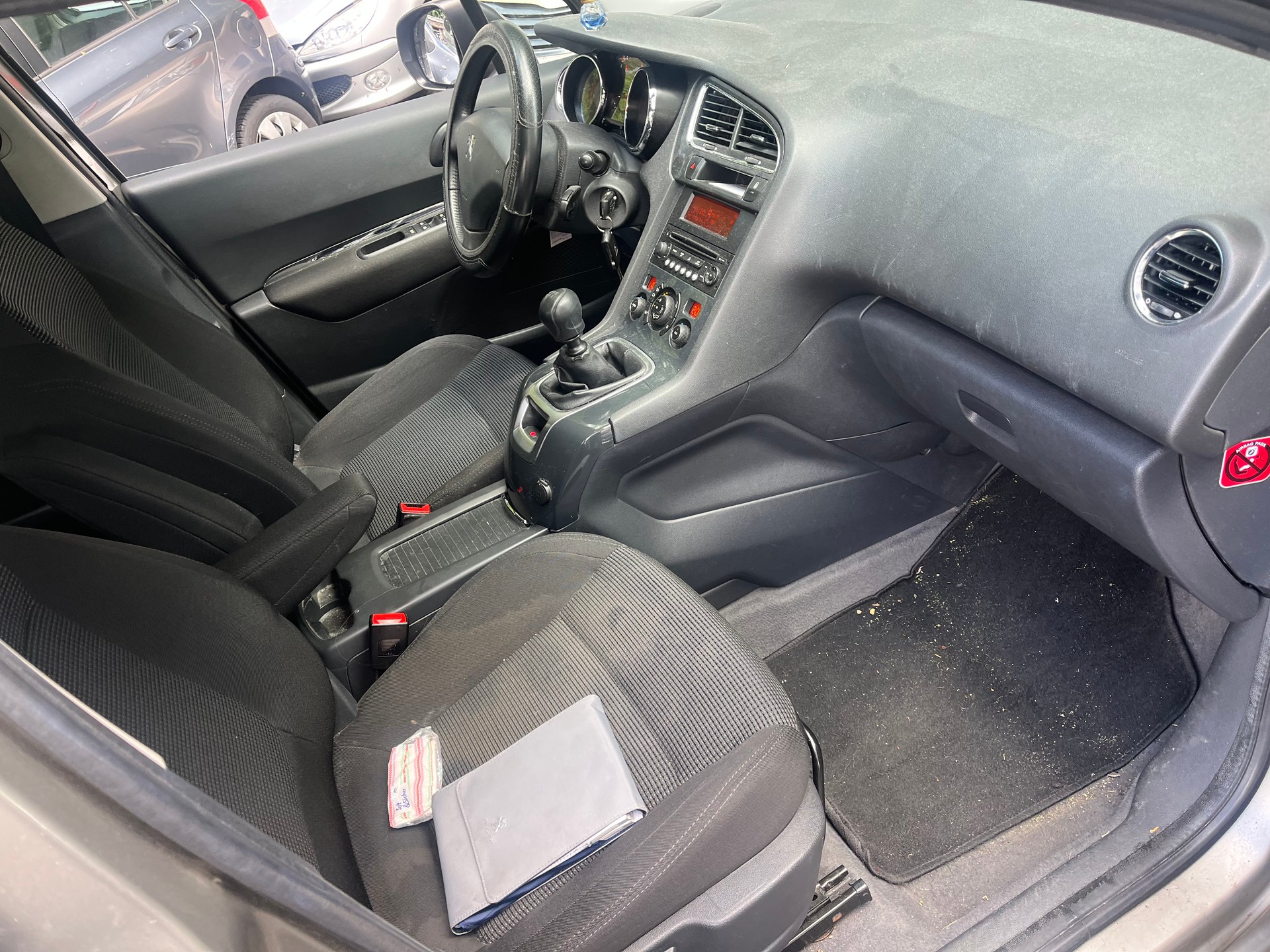 PEUGEOT 5008 1.6 HDI Business-image-11
