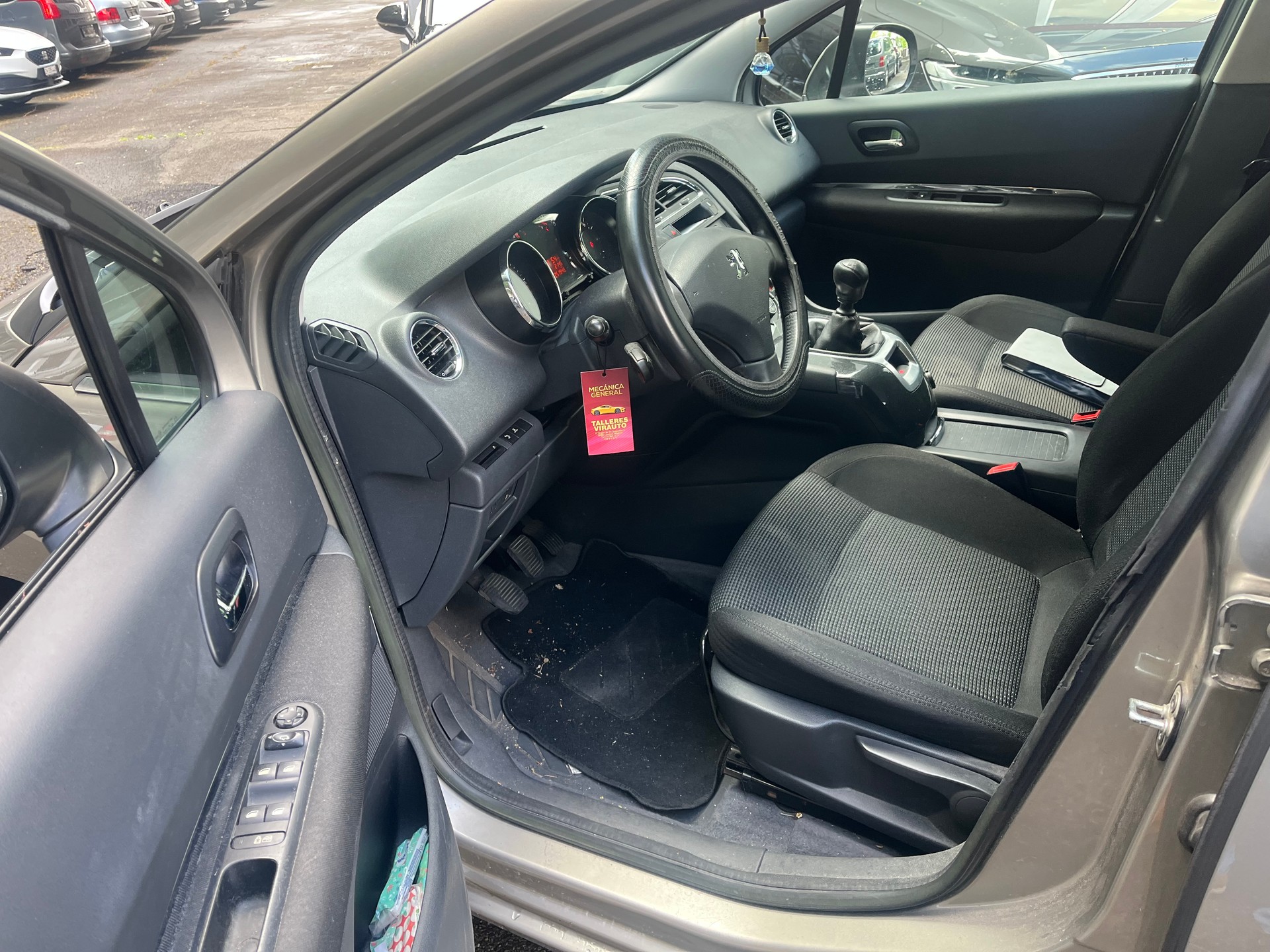 PEUGEOT 5008 1.6 HDI Business-image-9