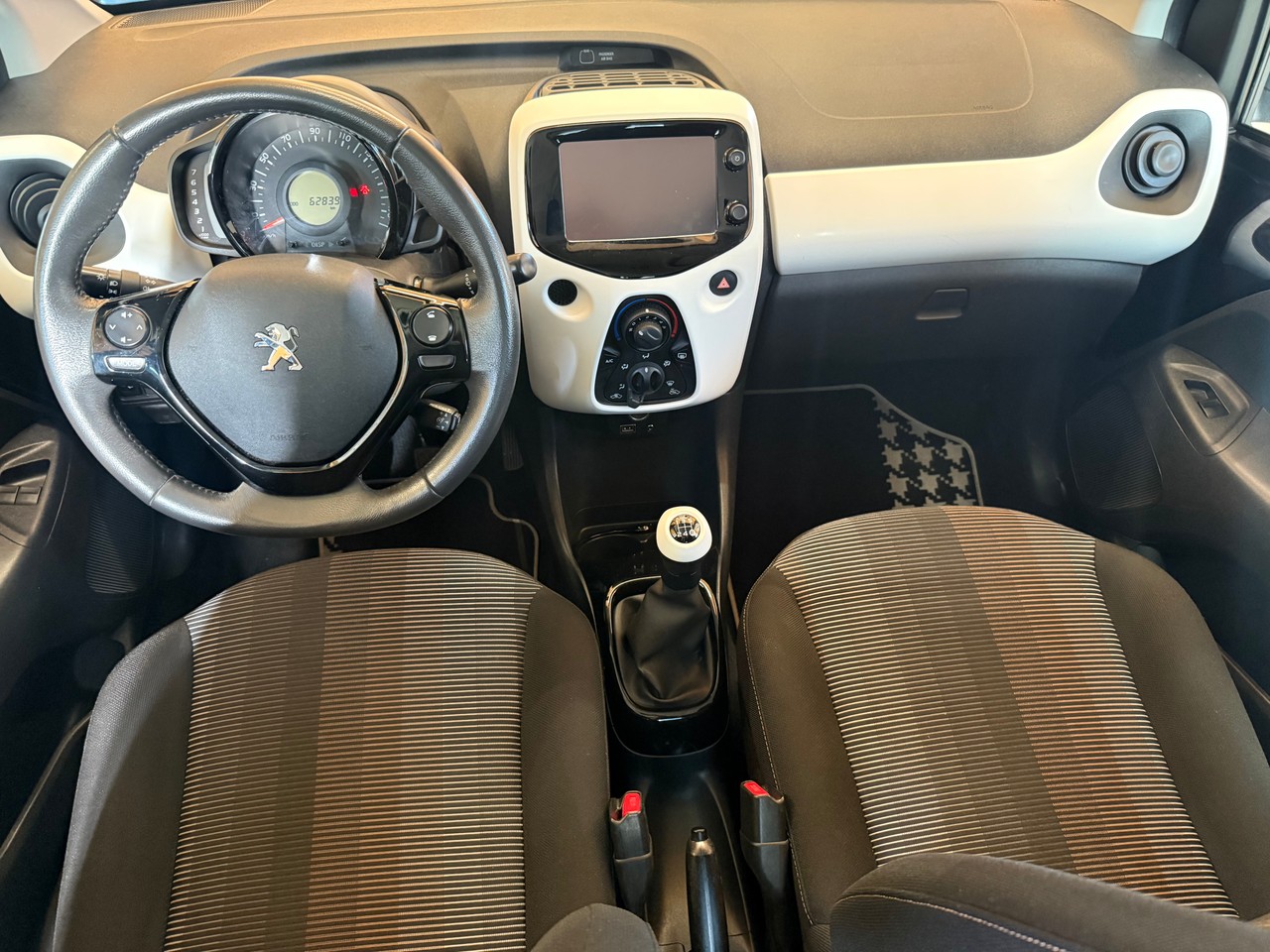 PEUGEOT 108 1.2 VTi Allure Top-image-8