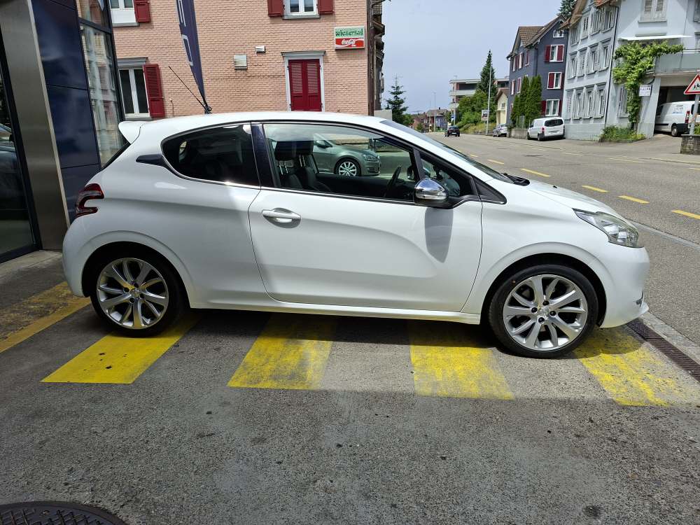 PEUGEOT 208 1.6 THP Allure-image-5