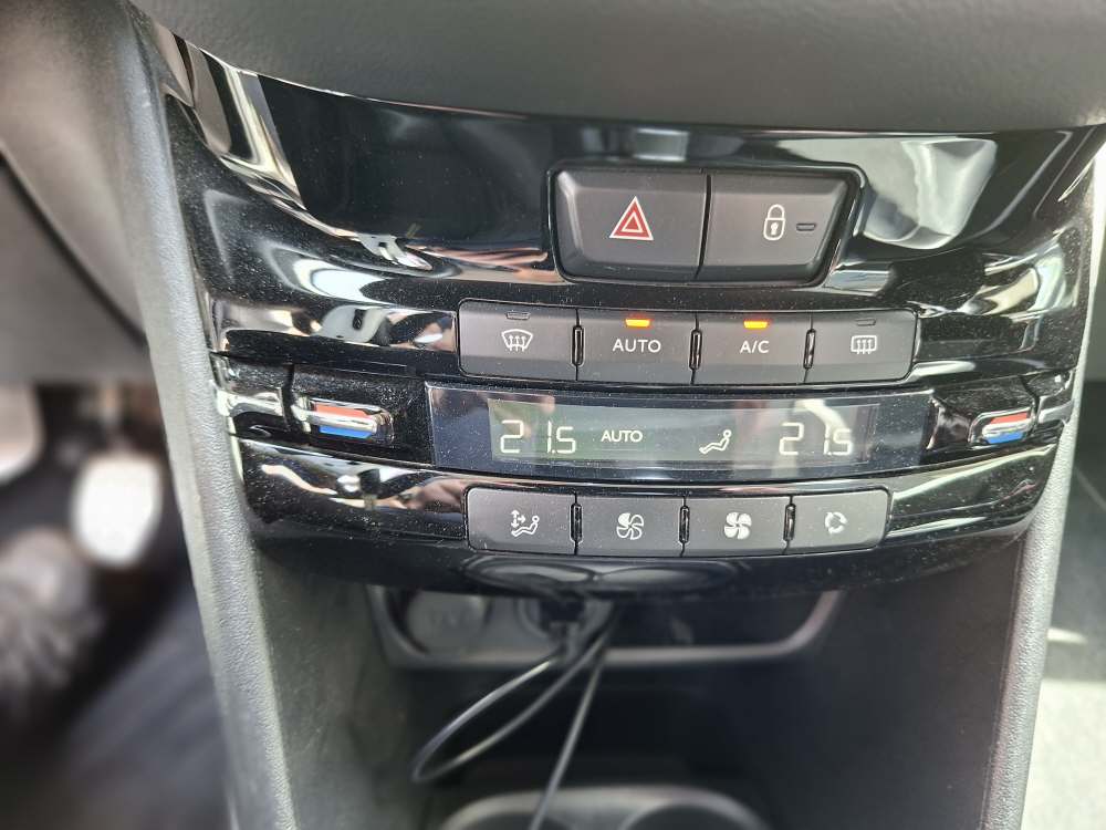 PEUGEOT 208 1.6 THP Allure-image-10