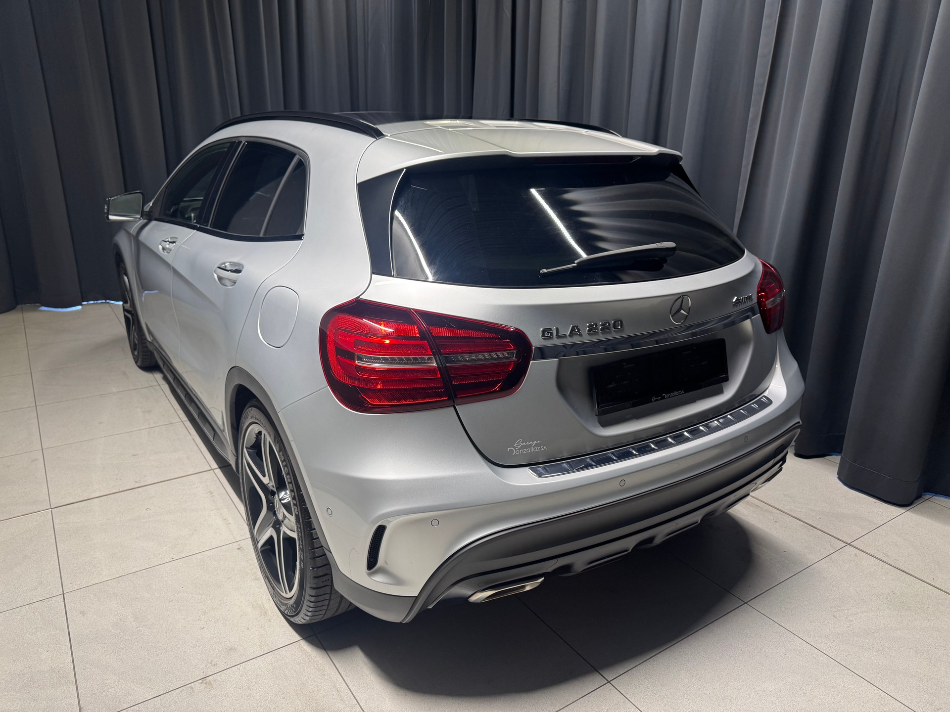 MERCEDES-BENZ GLA 220 AMG Line 4Matic 7G-DCT (26)-showroom-element-3