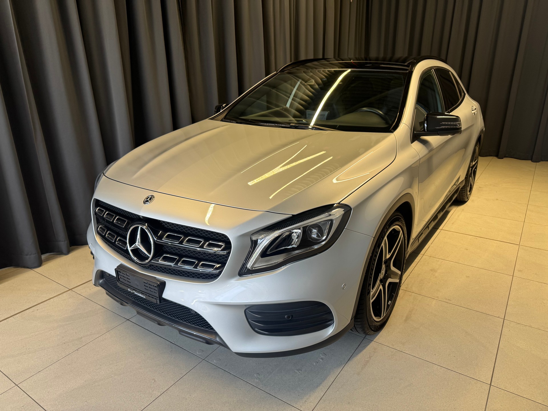 MERCEDES-BENZ GLA 220 AMG Line 4Matic 7G-DCT (26)-showroom-element-2