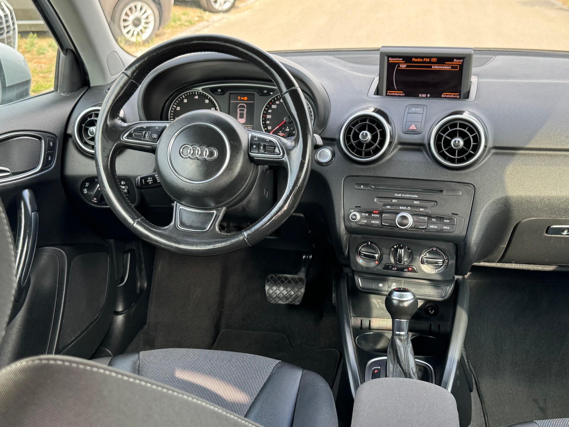 AUDI A1 1.4 TFSI Attraction S-tronic-image-8