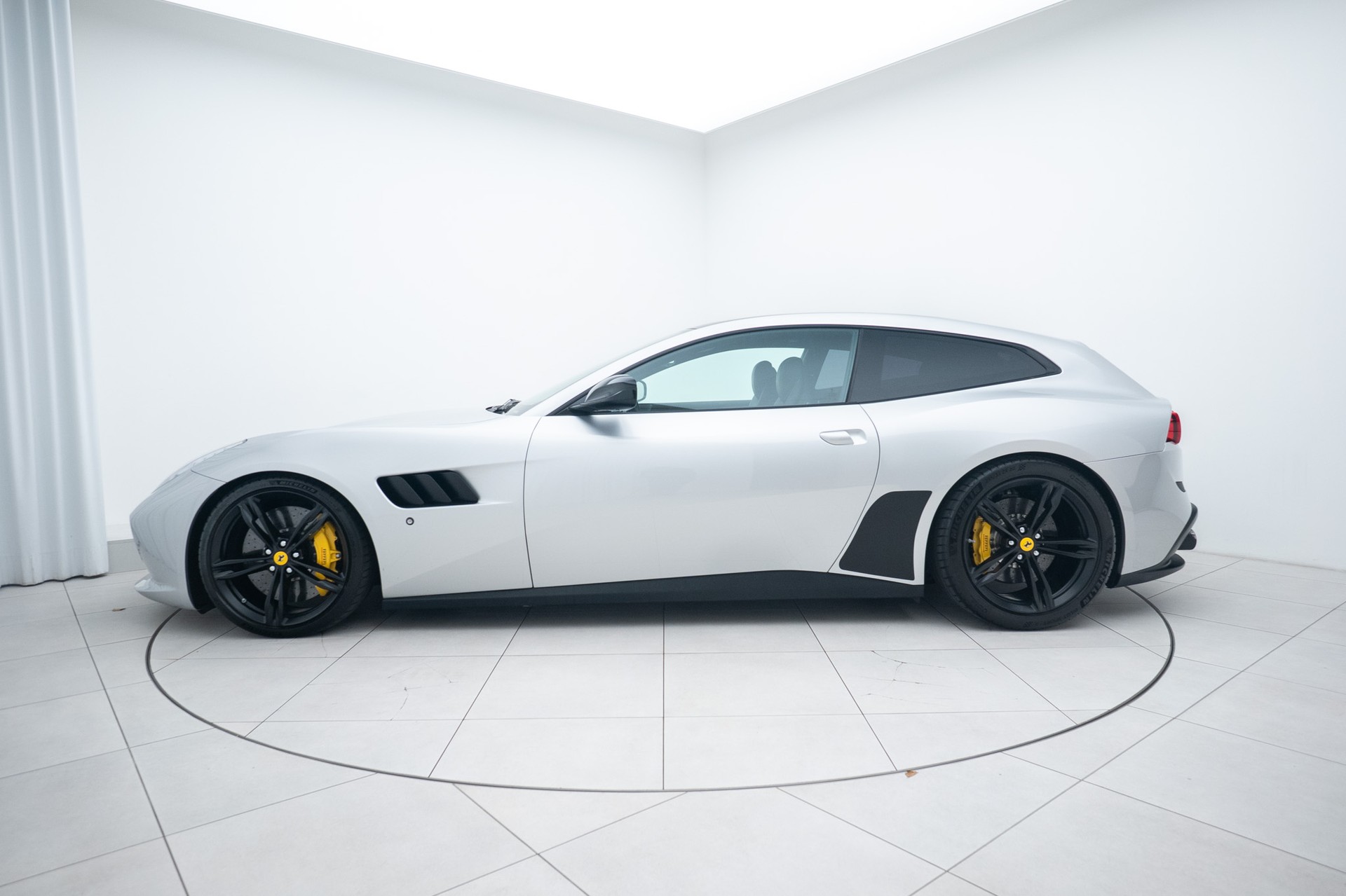 FERRARI GTC 4 Lusso-showroom-element-1