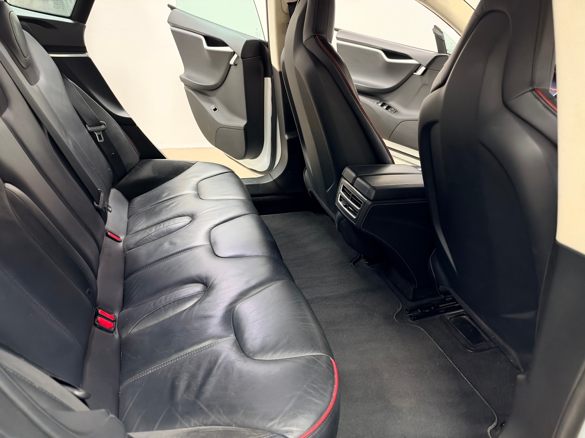TESLA Model S 85 Performance FREE SUPERCHARGER-image-11