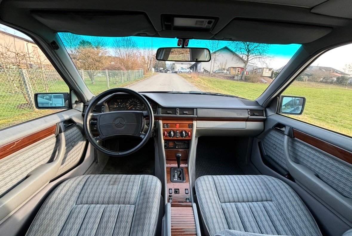MERCEDES-BENZ 260 E-image-5