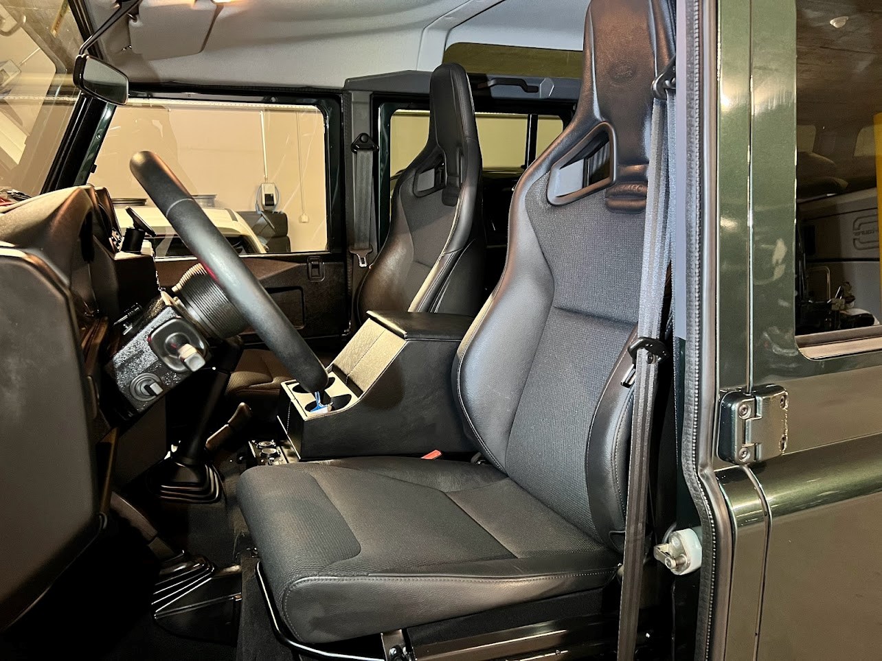 LAND ROVER Defender 110 SW 2.4Tdc-image-12
