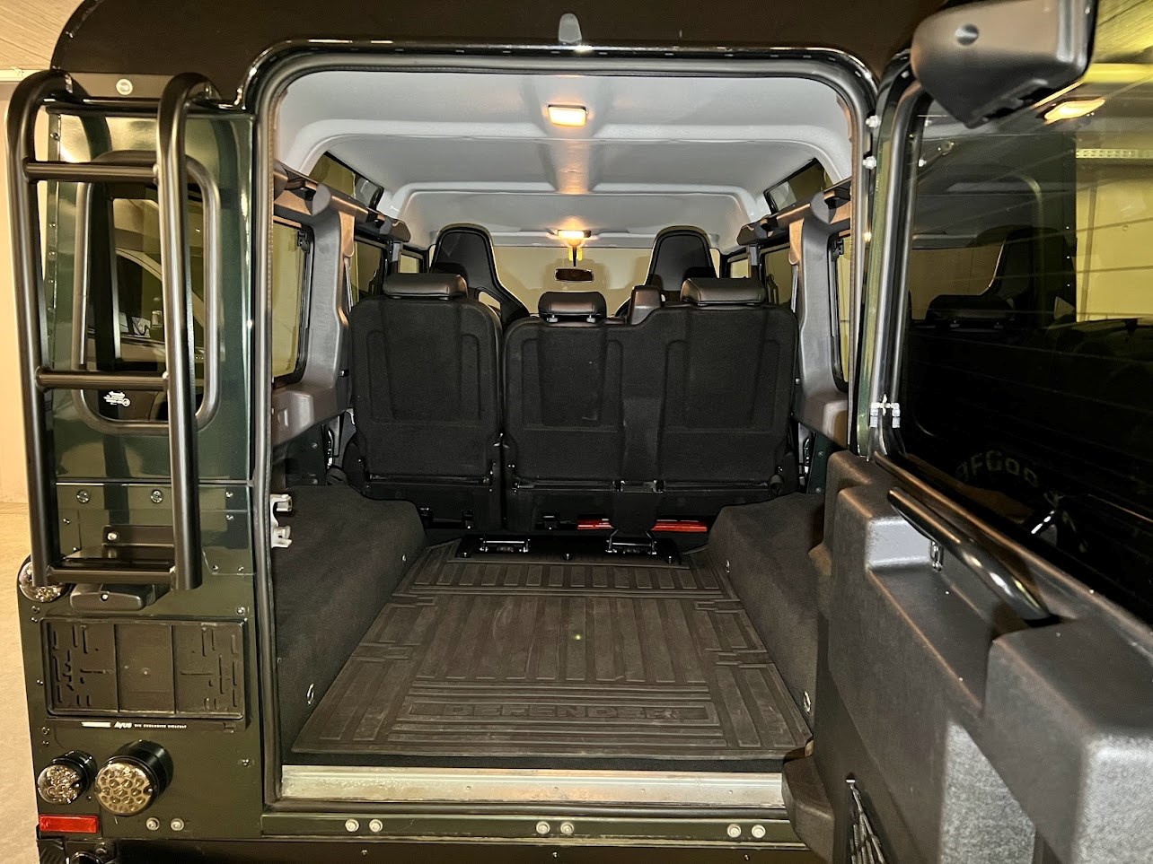 LAND ROVER Defender 110 SW 2.4Tdc-image-15