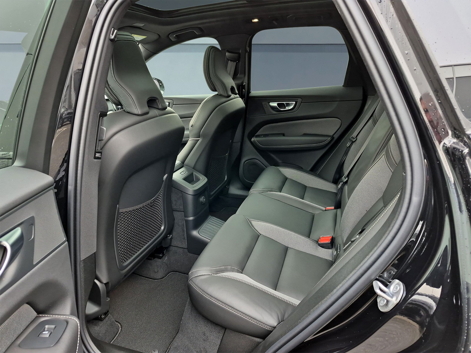 VOLVO XC60 2.0 T8 TE Black Edition eAWD-image-14