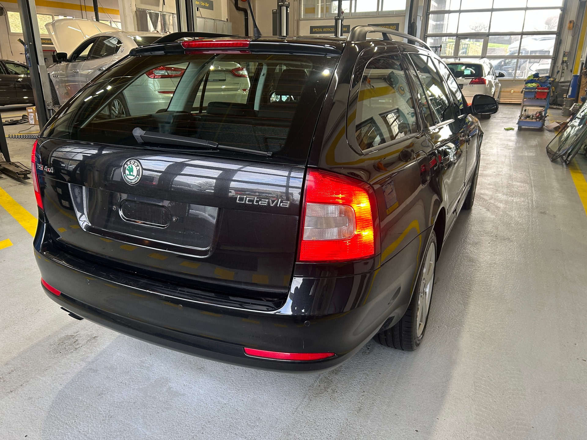 SKODA Octavia Combi 1.8 TSI Adventure 4x4-image-3
