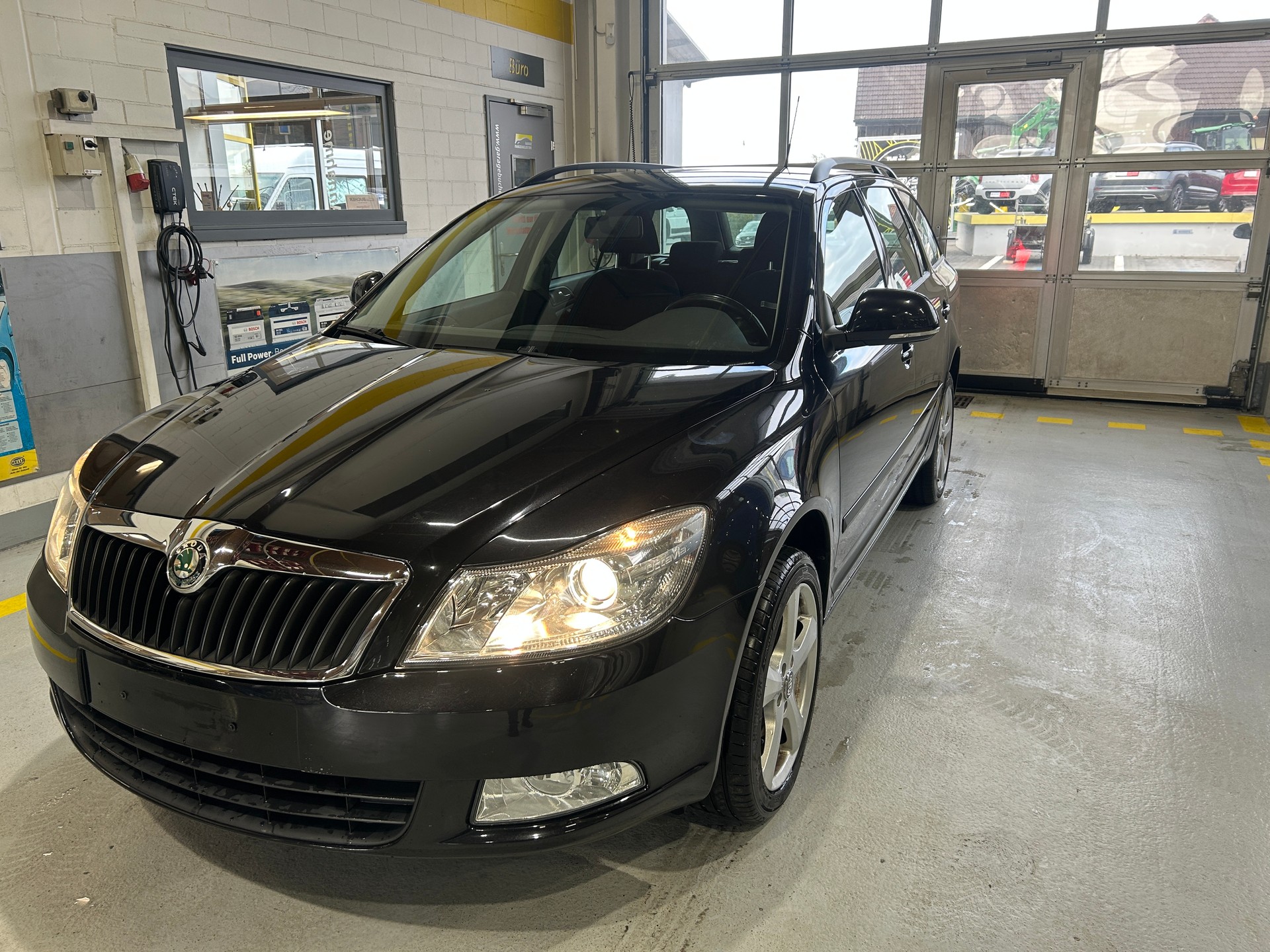 SKODA Octavia Combi 1.8 TSI Adventure 4x4-image-1