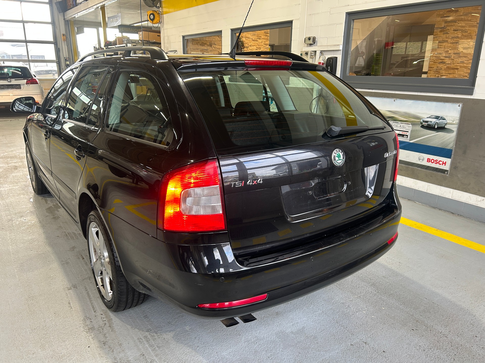 SKODA Octavia Combi 1.8 TSI Adventure 4x4-image-2