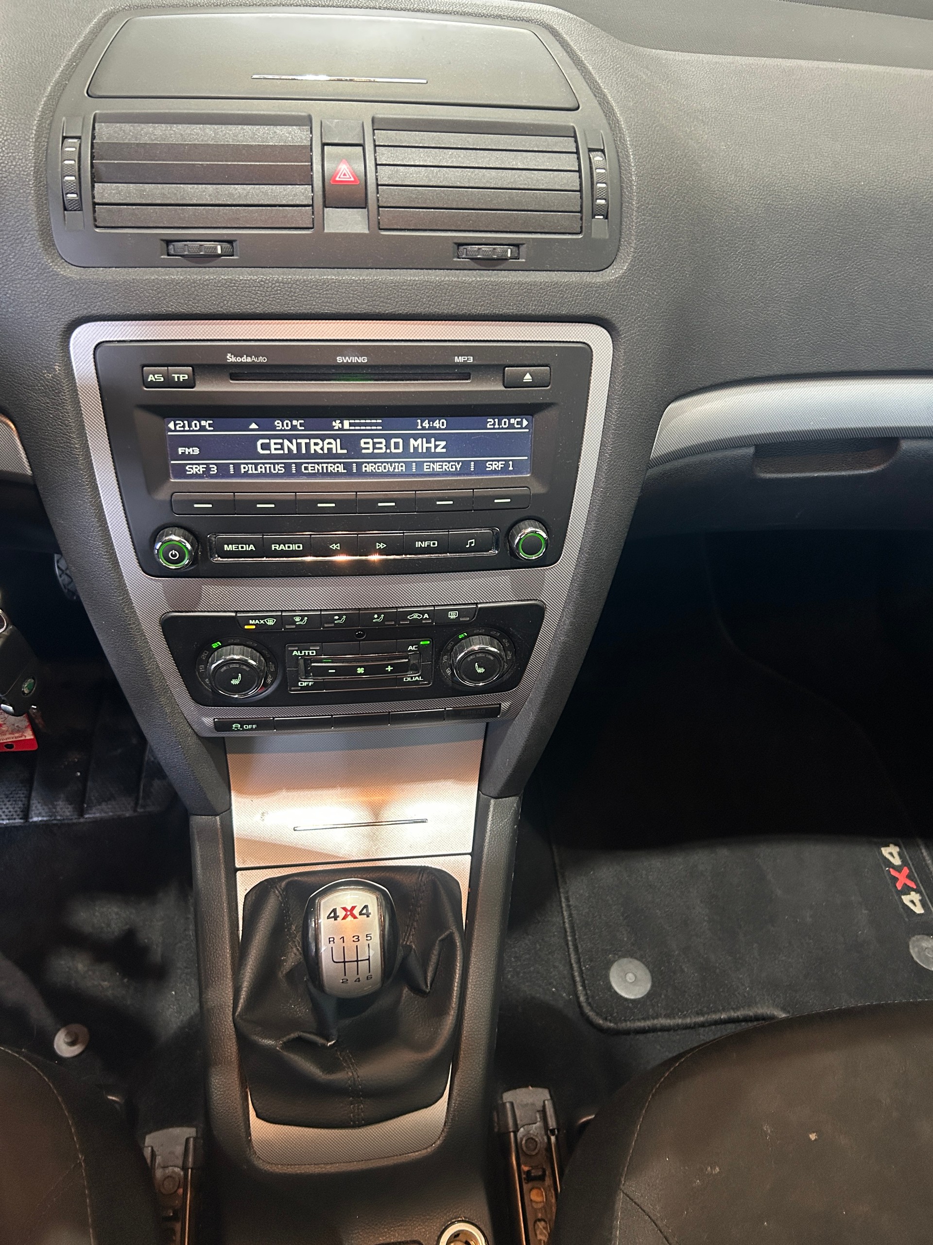SKODA Octavia Combi 1.8 TSI Adventure 4x4-image-8