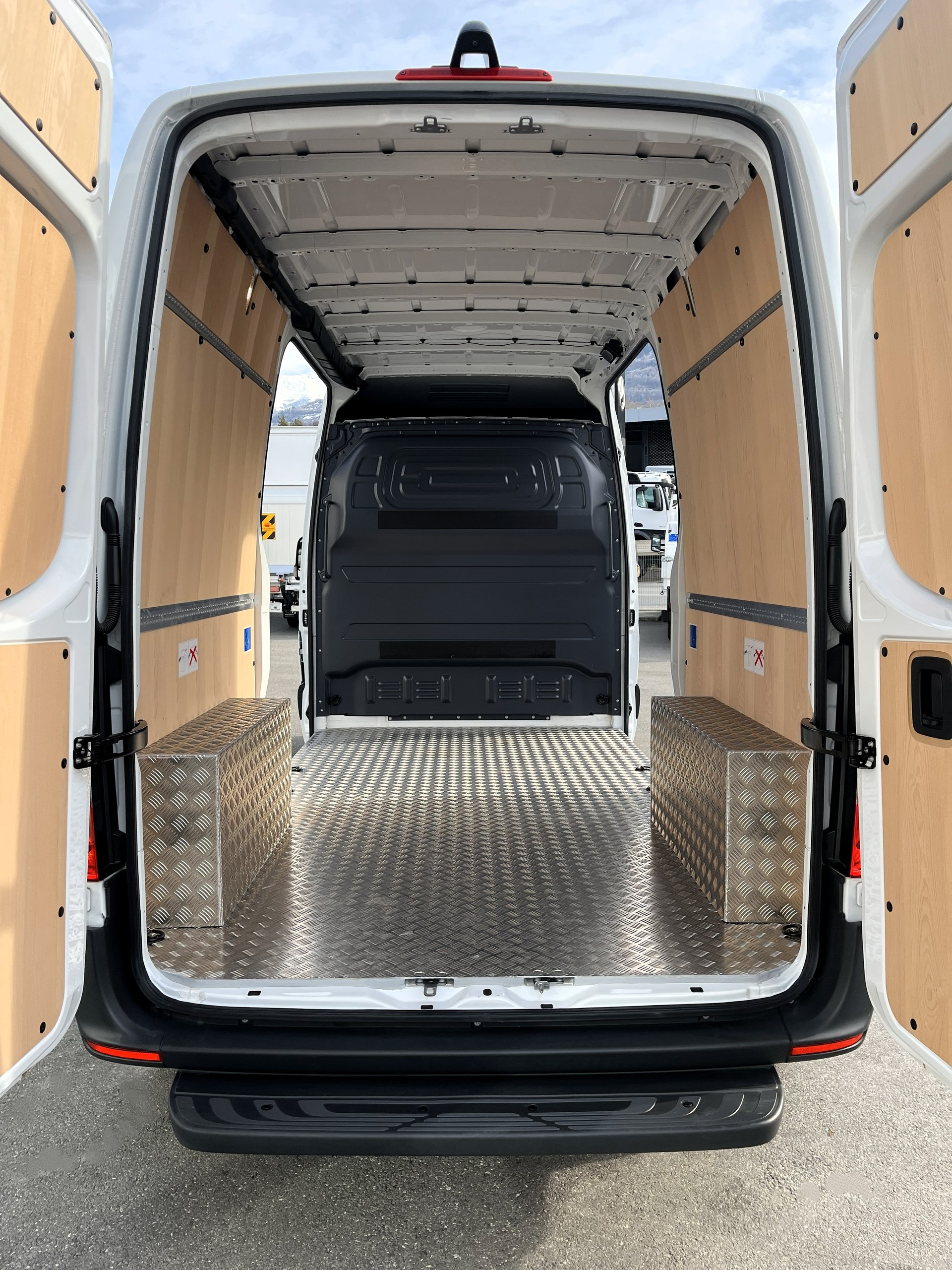 MERCEDES-BENZ Sprinter 315 CDI Standard FWD-image-14