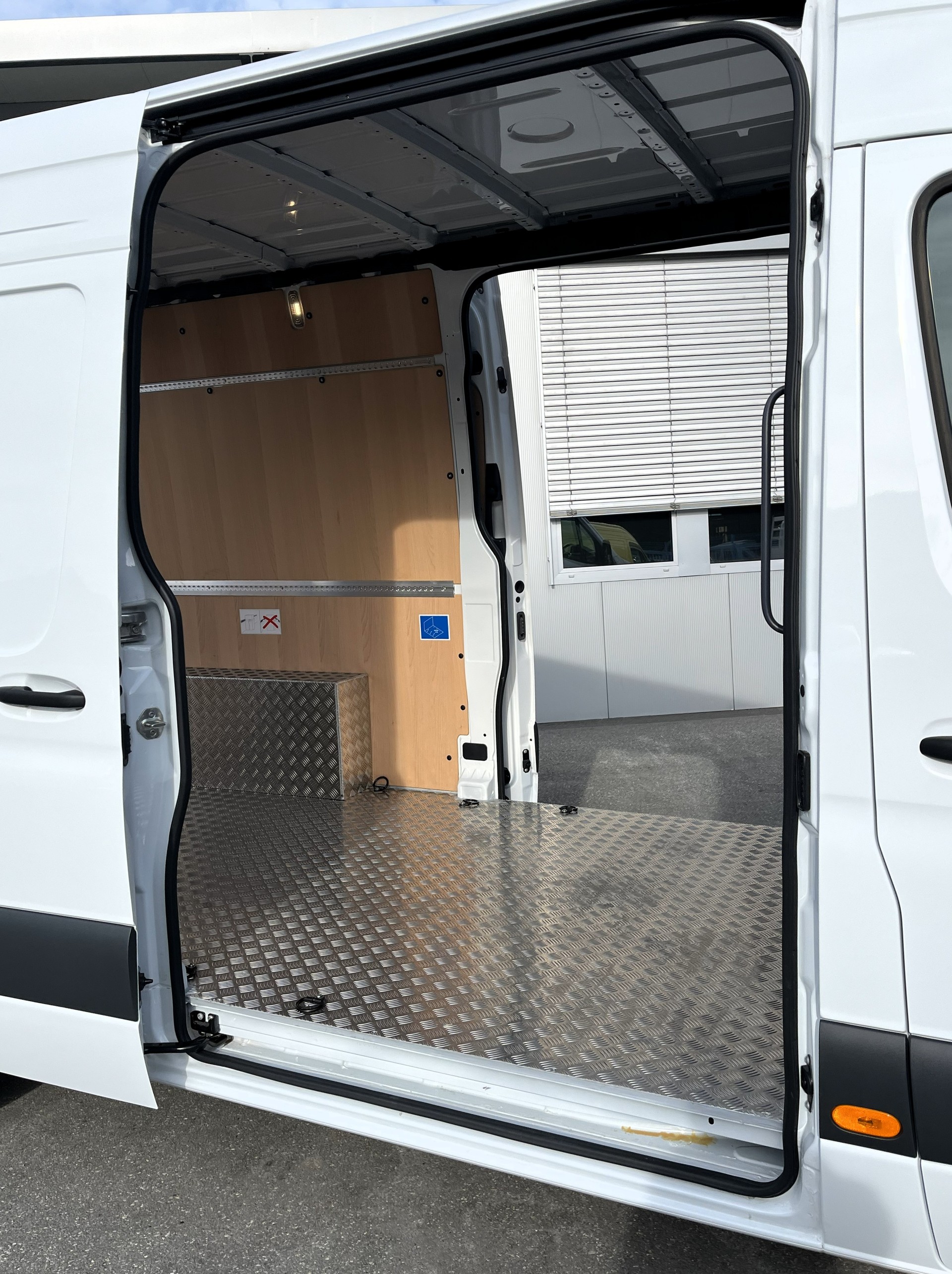 MERCEDES-BENZ Sprinter 315 CDI Standard FWD-image-15