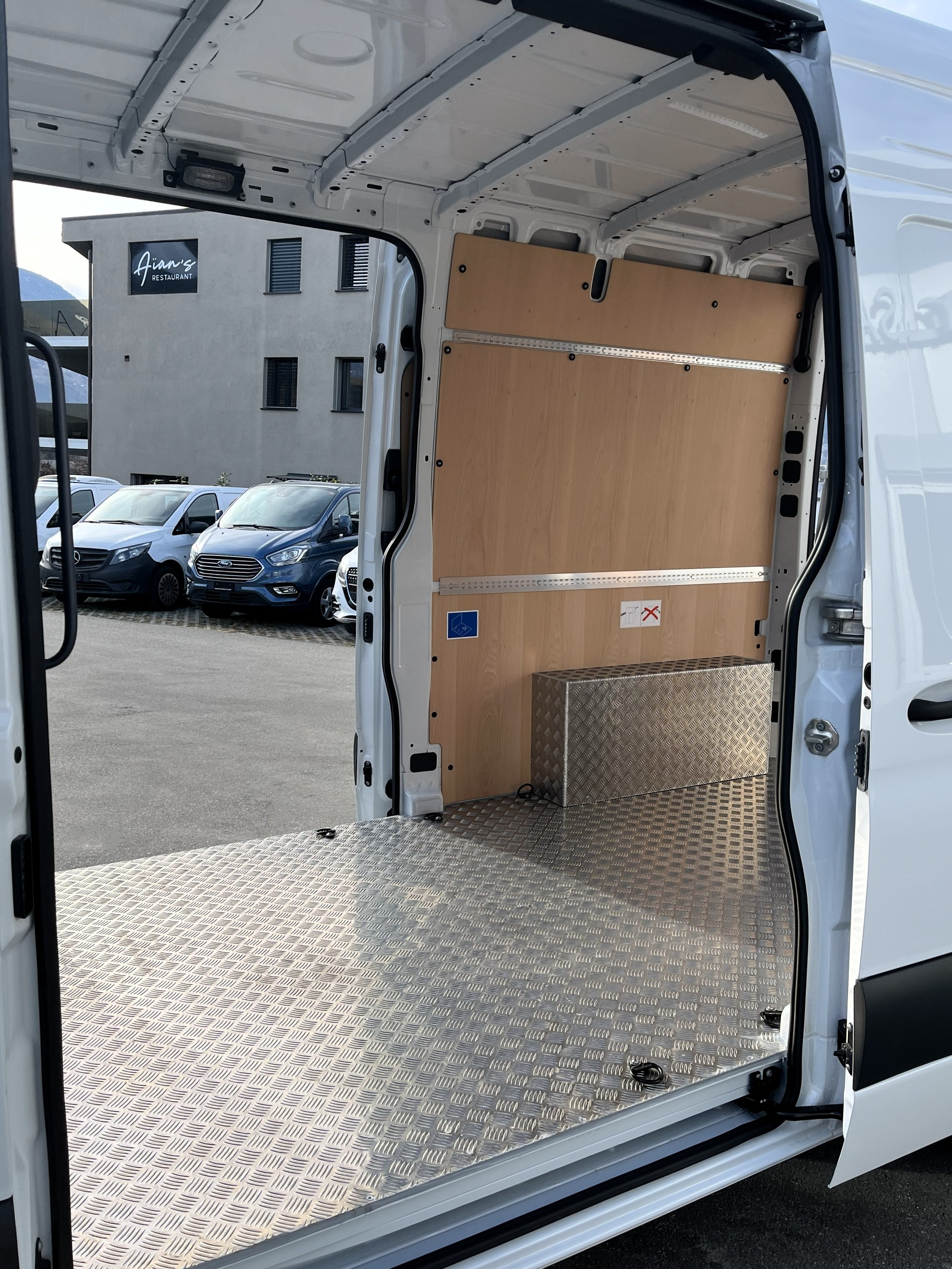 MERCEDES-BENZ Sprinter 315 CDI Standard FWD-image-16