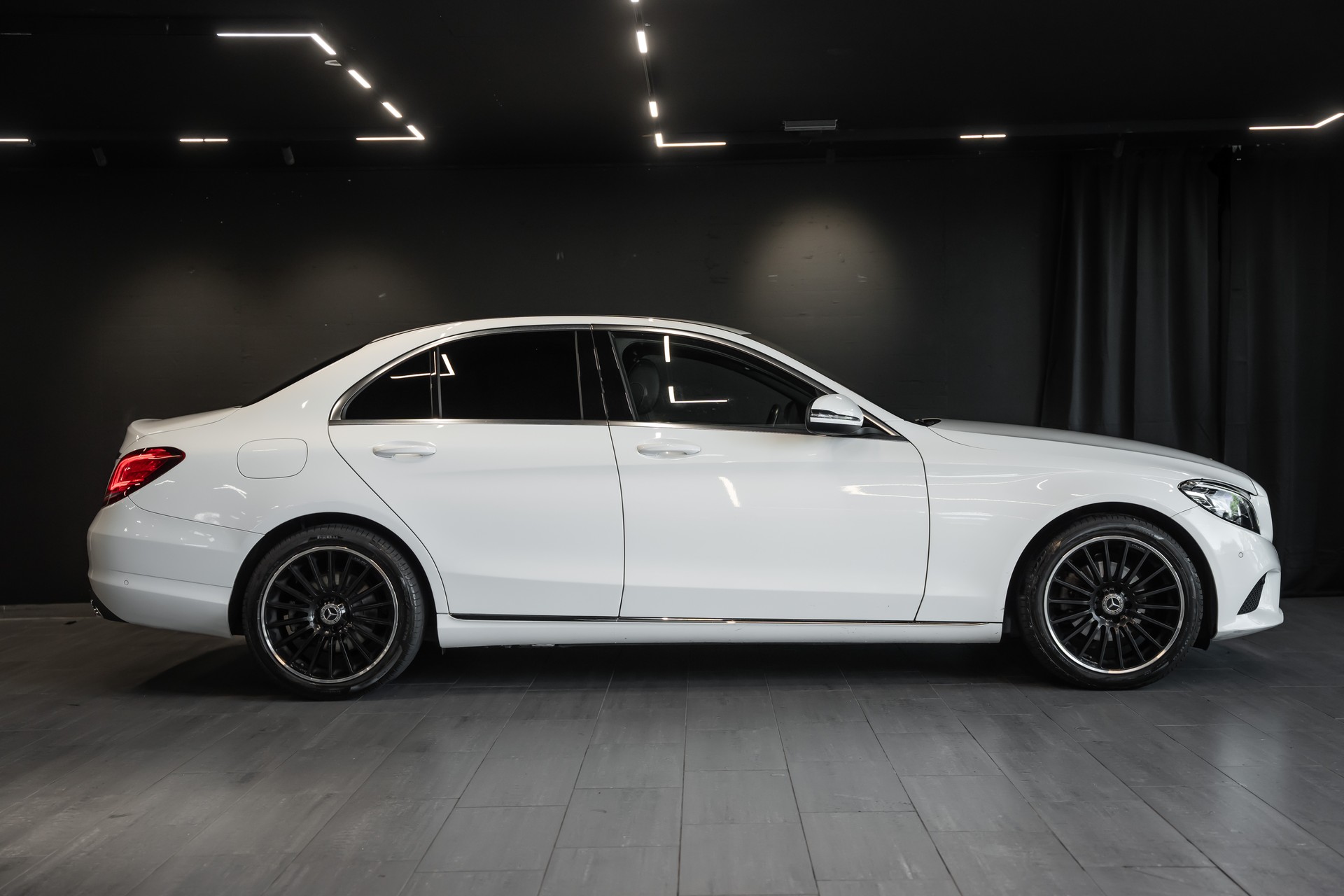 MERCEDES-BENZ C 180 AMG Line 9G-Tronic / Sitzheizung / Rückfahrkamera / CH Auto / 8 Fach berädert-image-2