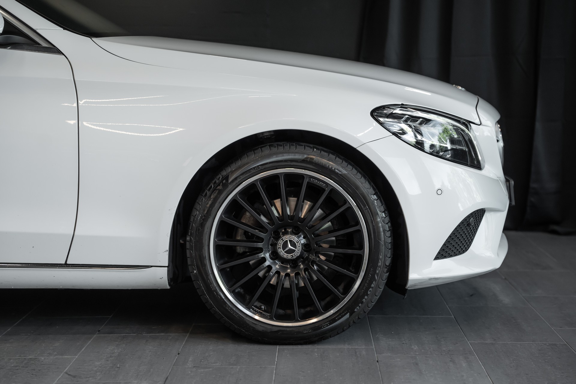 MERCEDES-BENZ C 180 AMG Line 9G-Tronic / Sitzheizung / Rückfahrkamera / CH Auto / 8 Fach berädert-image-3