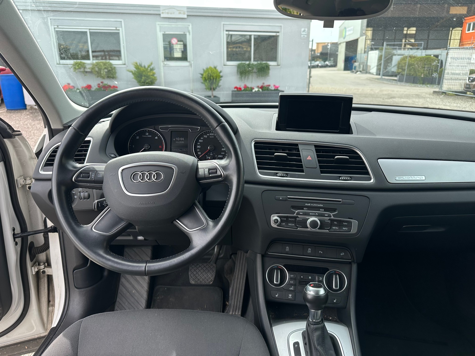AUDI Q3 2.0 TDI quattro S-tronic-image-11