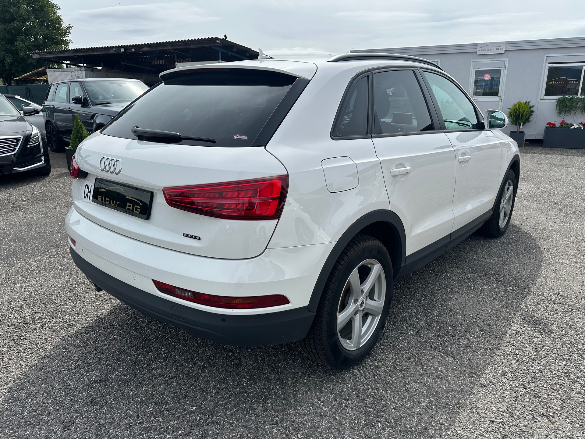 AUDI Q3 2.0 TDI quattro S-tronic-image-3