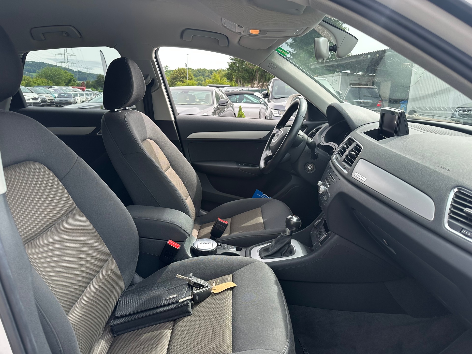 AUDI Q3 2.0 TDI quattro S-tronic-image-2
