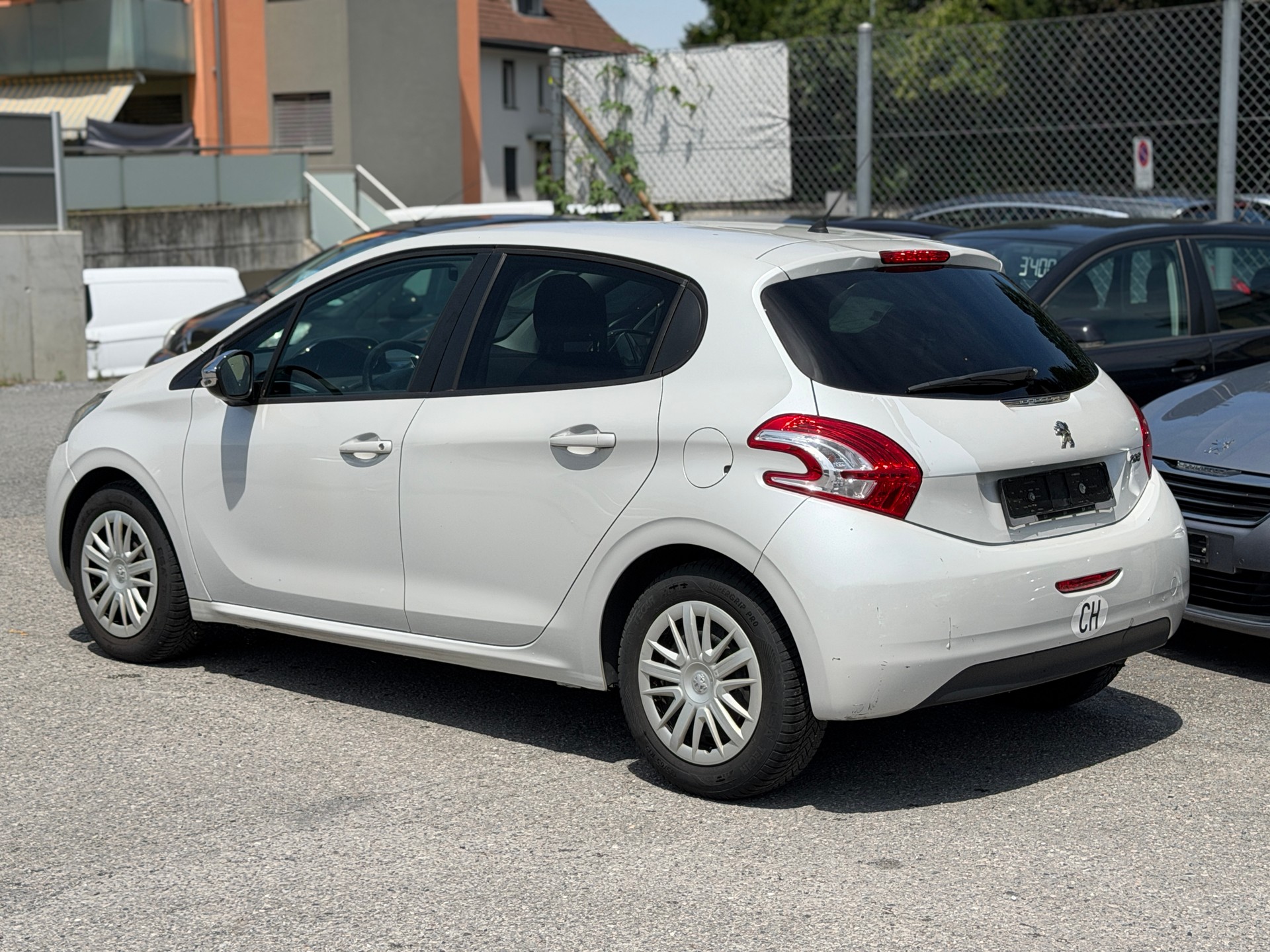 PEUGEOT 208 1.2 VTI Style-image-13