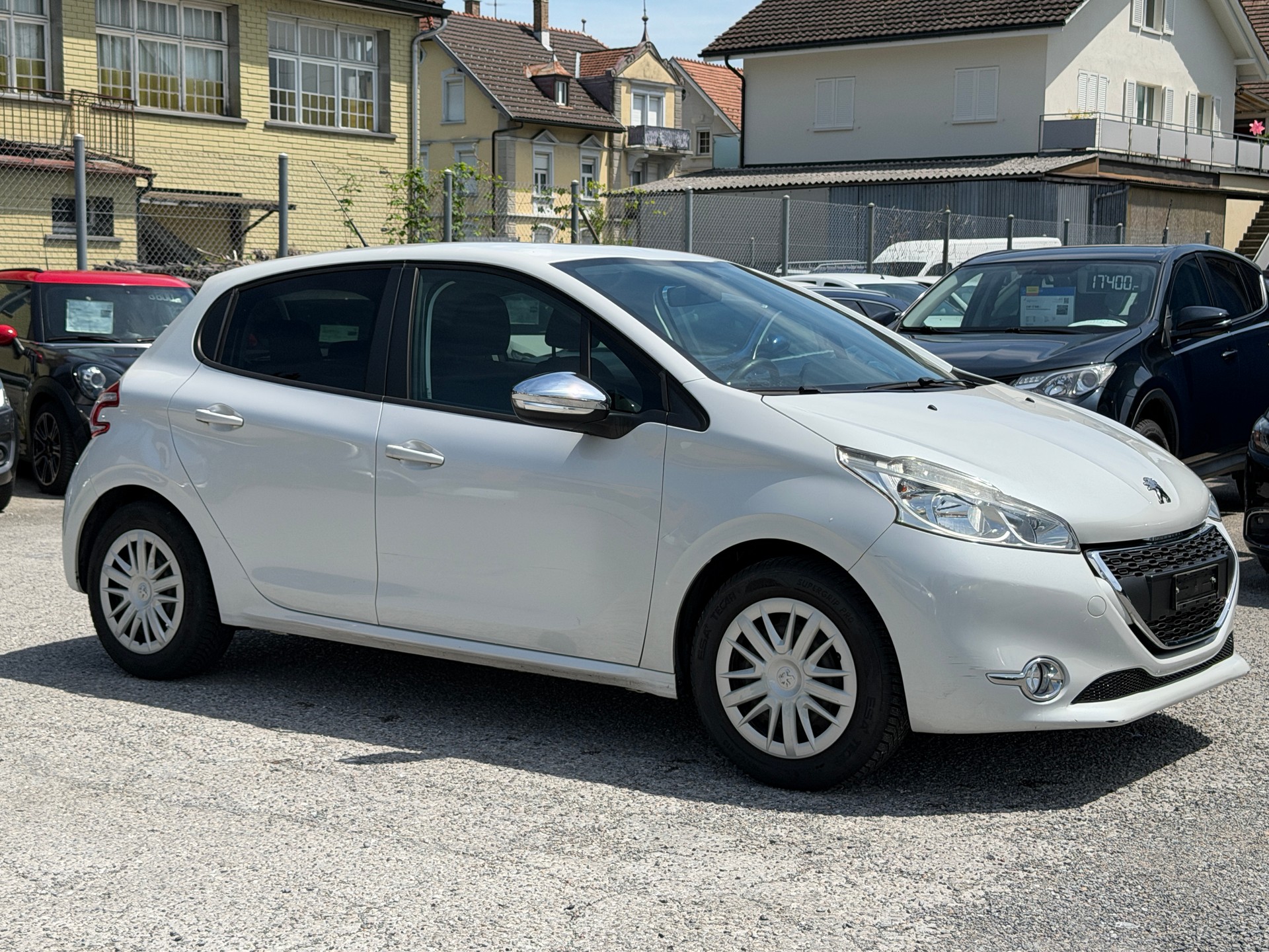 PEUGEOT 208 1.2 VTI Style-image-1