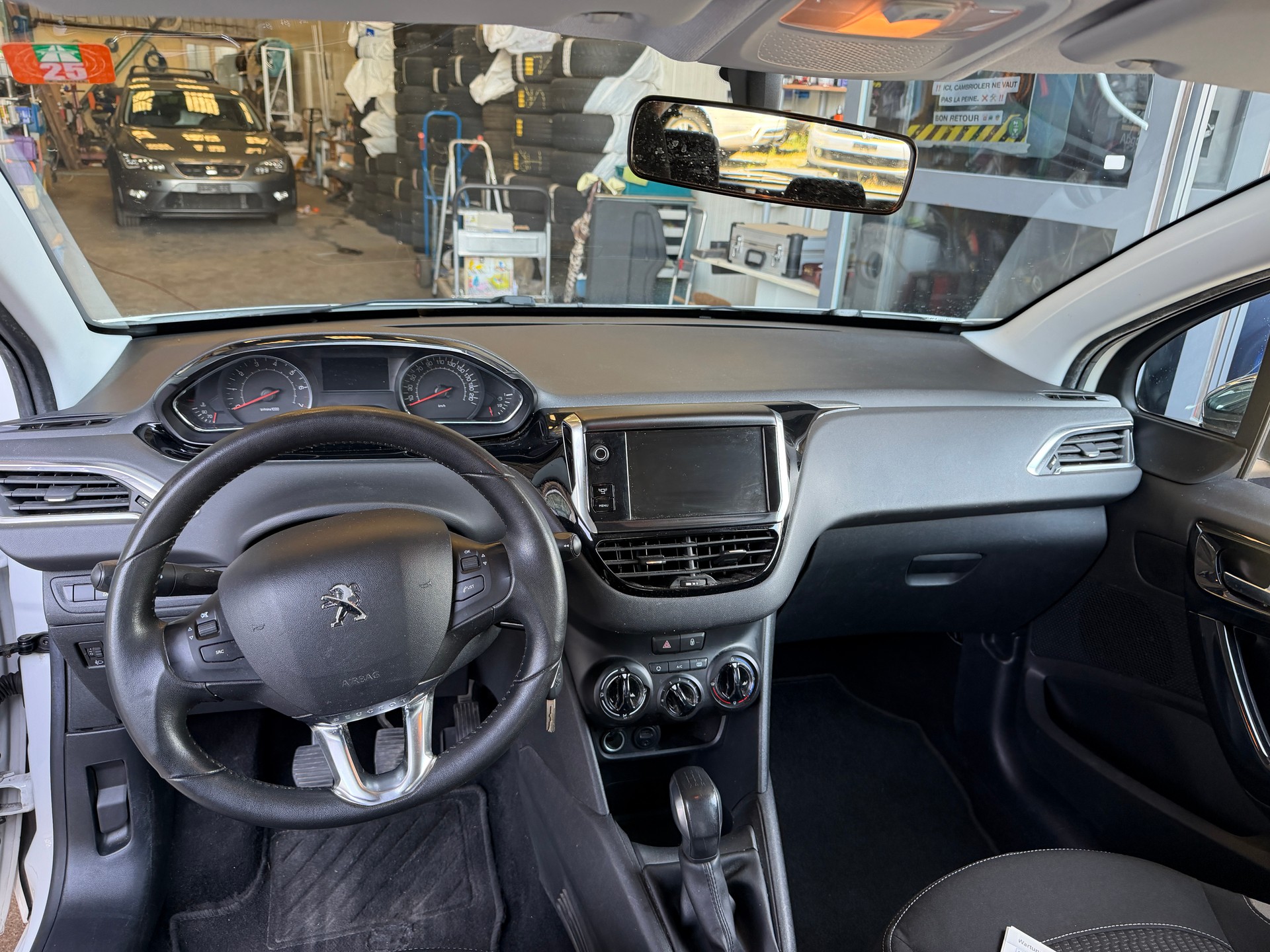 PEUGEOT 208 1.2 VTI Style-image-6