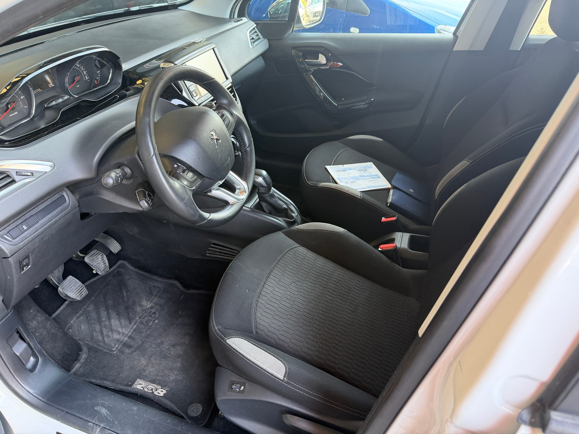 PEUGEOT 208 1.2 VTI Style-image-5