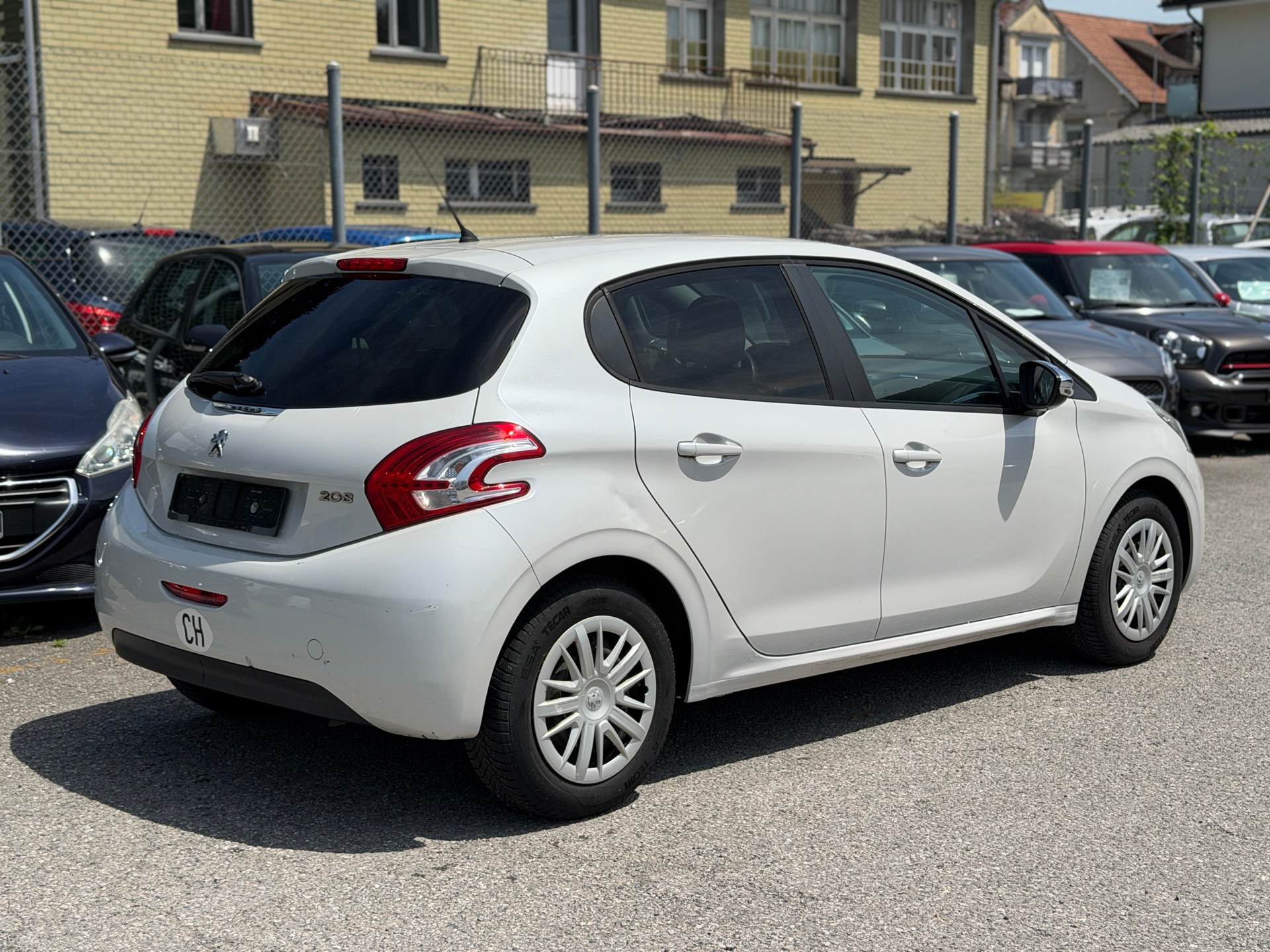PEUGEOT 208 1.2 VTI Style-image-14