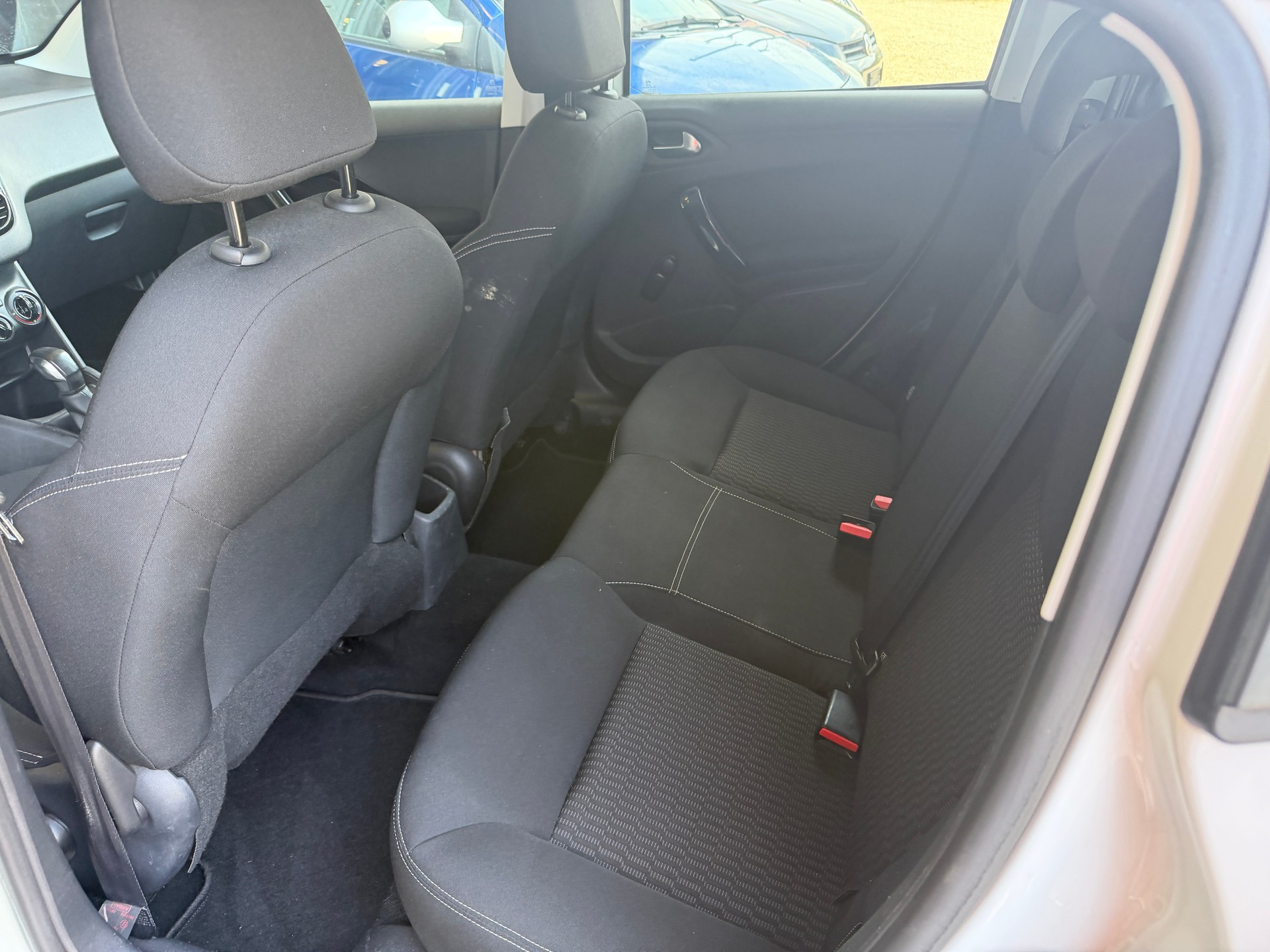 PEUGEOT 208 1.2 VTI Style-image-10