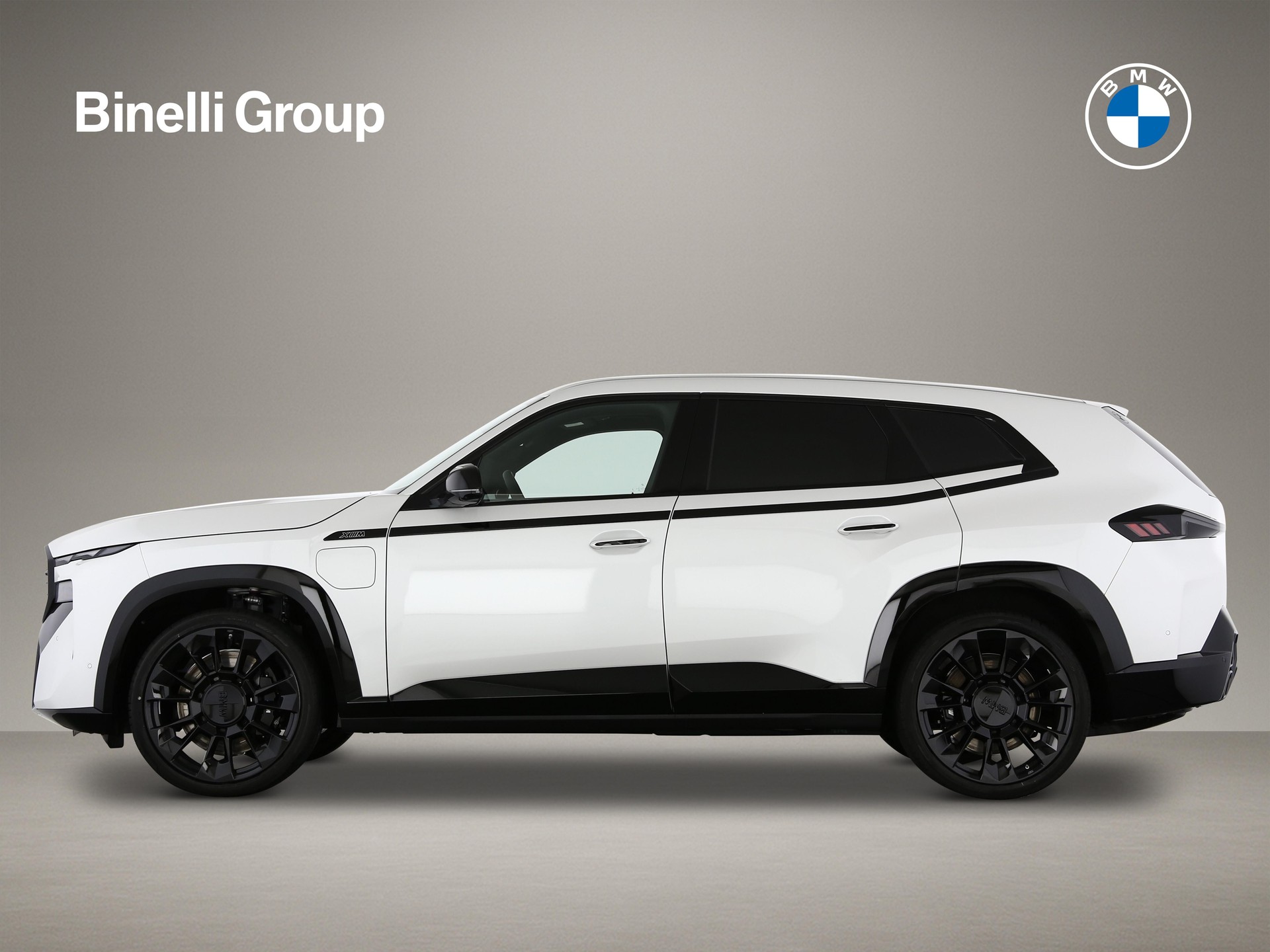 BMW XM 50e Plug-in Hybrid-showroom-element-2