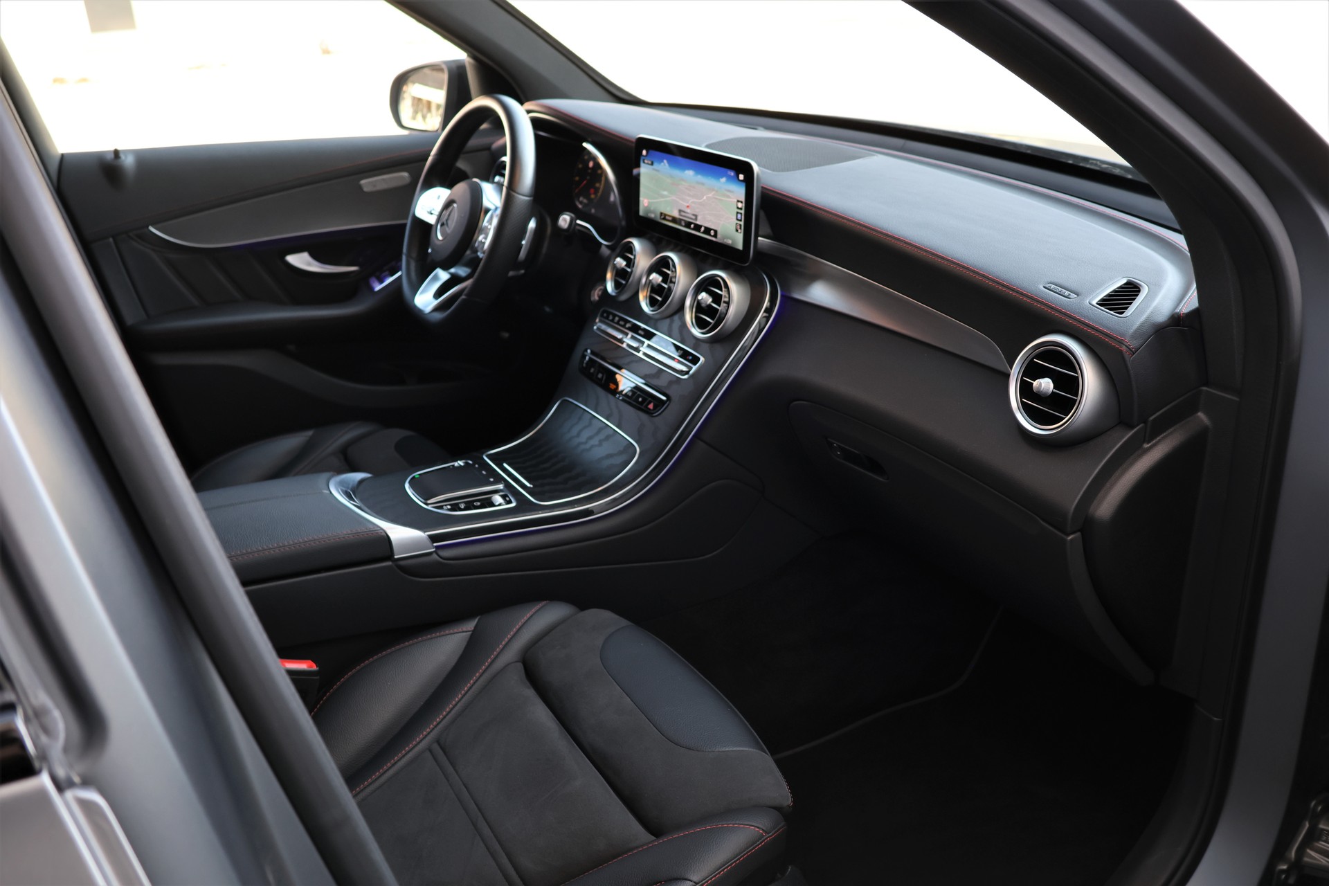 MERCEDES-BENZ GLC 400 d 4Matic AMG Line Plus 9G-Tronic (CH) *Magno Grey*-image-17