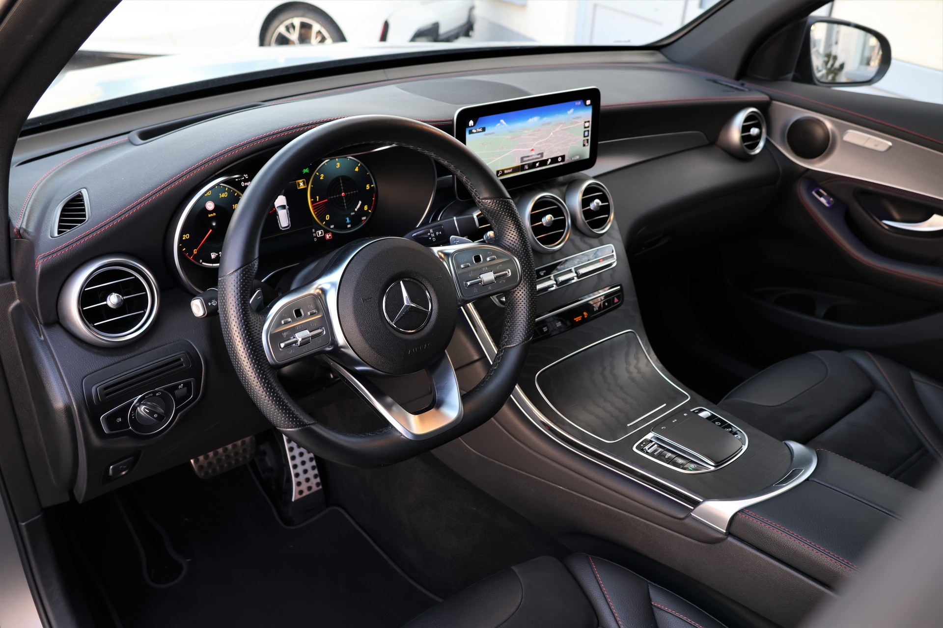 MERCEDES-BENZ GLC 400 d 4Matic AMG Line Plus 9G-Tronic (CH) *Magno Grey*-image-9