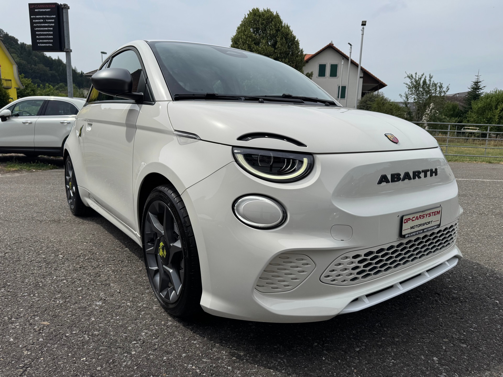FIAT Abarth 500e-image-4